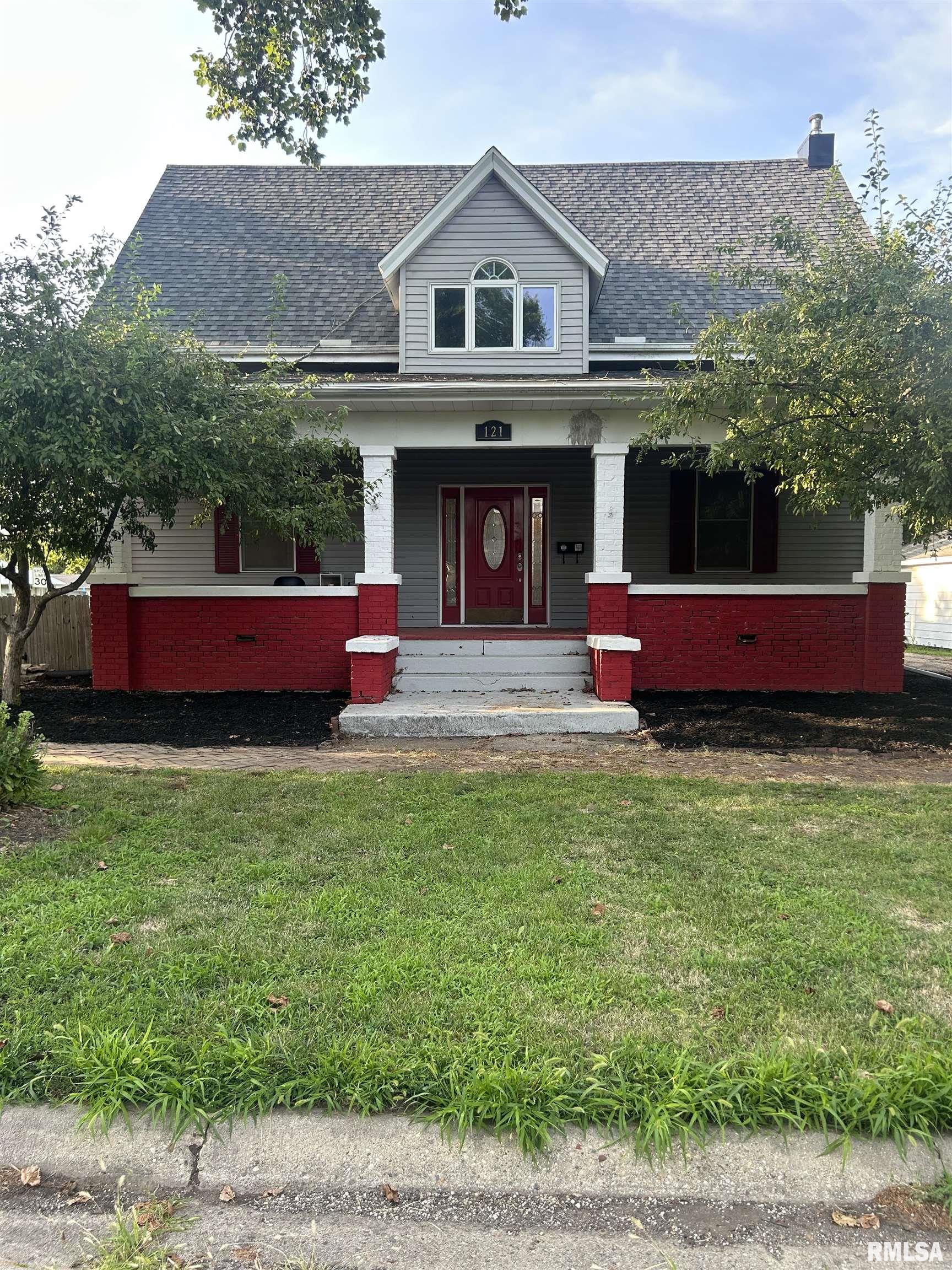 121 E COURT Street Farmington IL