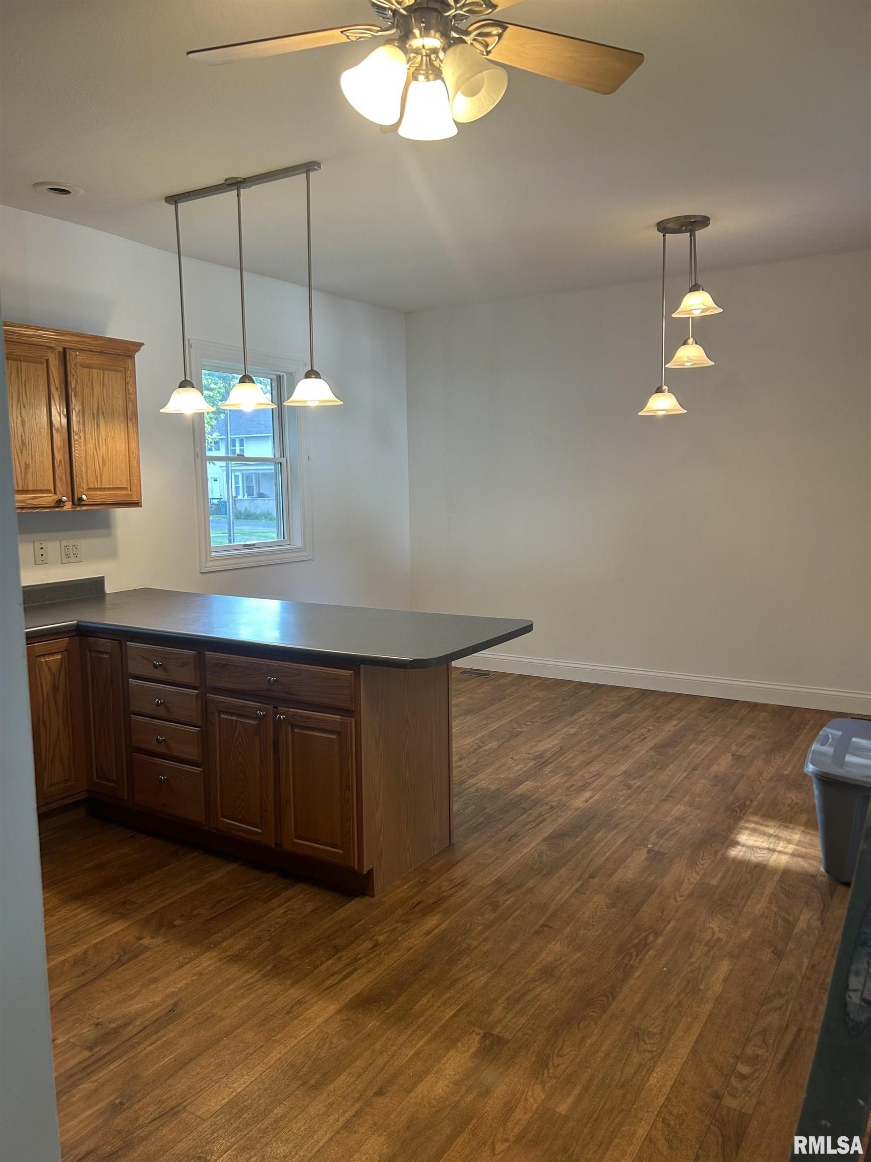 121 E COURT Street Farmington IL