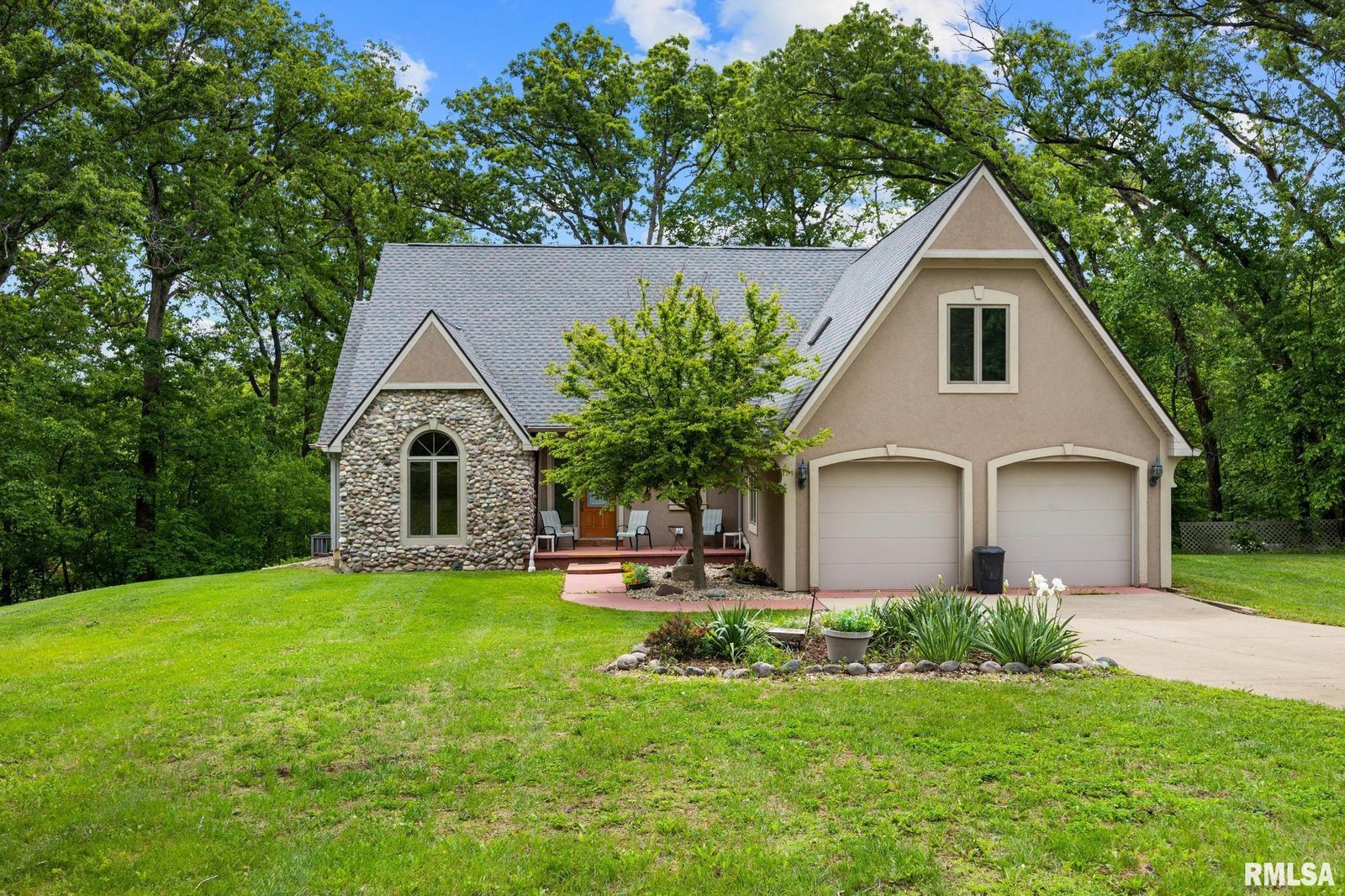 131 LAKESIDE Place Dahinda IL