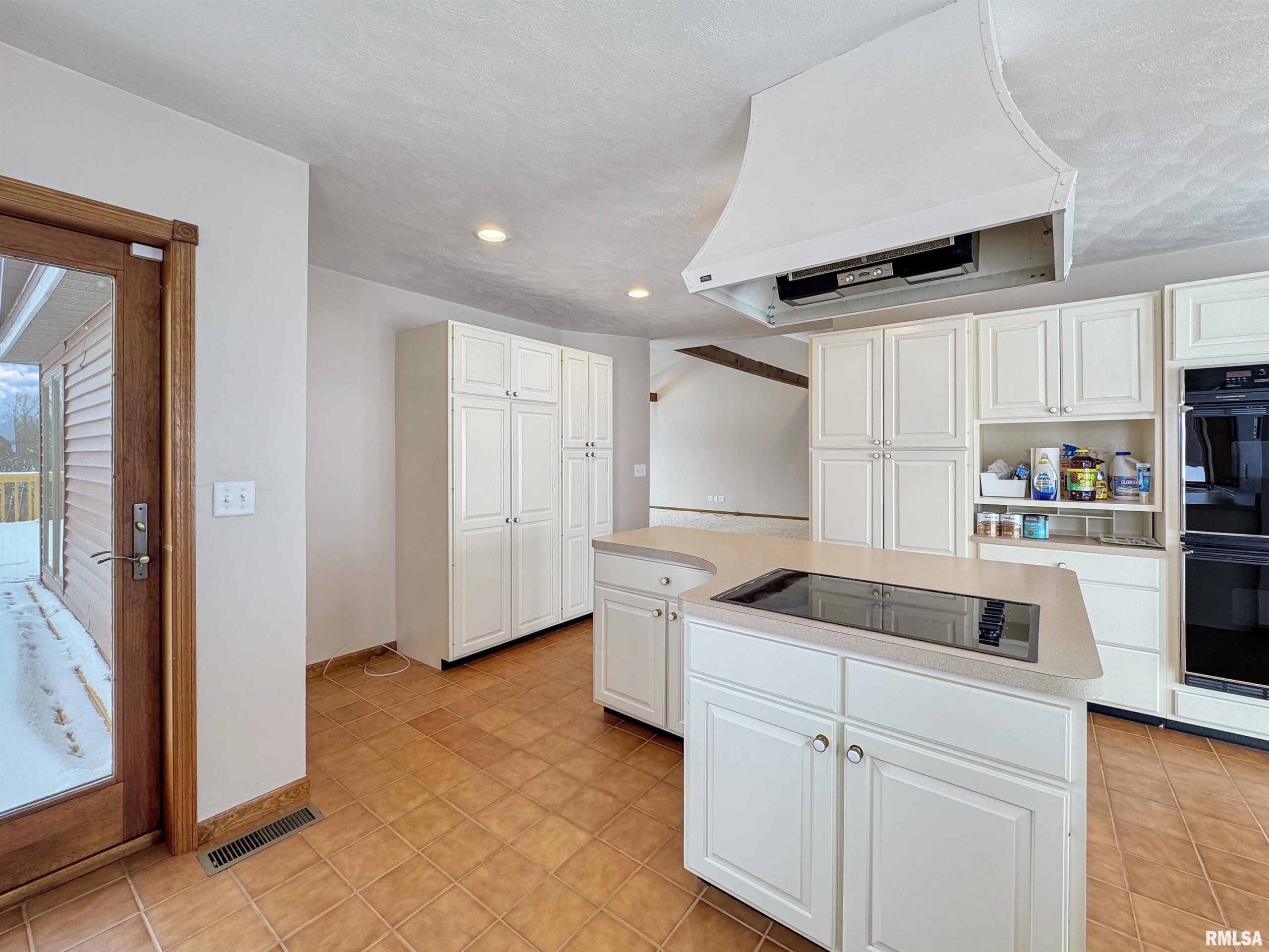 15972 N RIDGE Road Lewistown IL