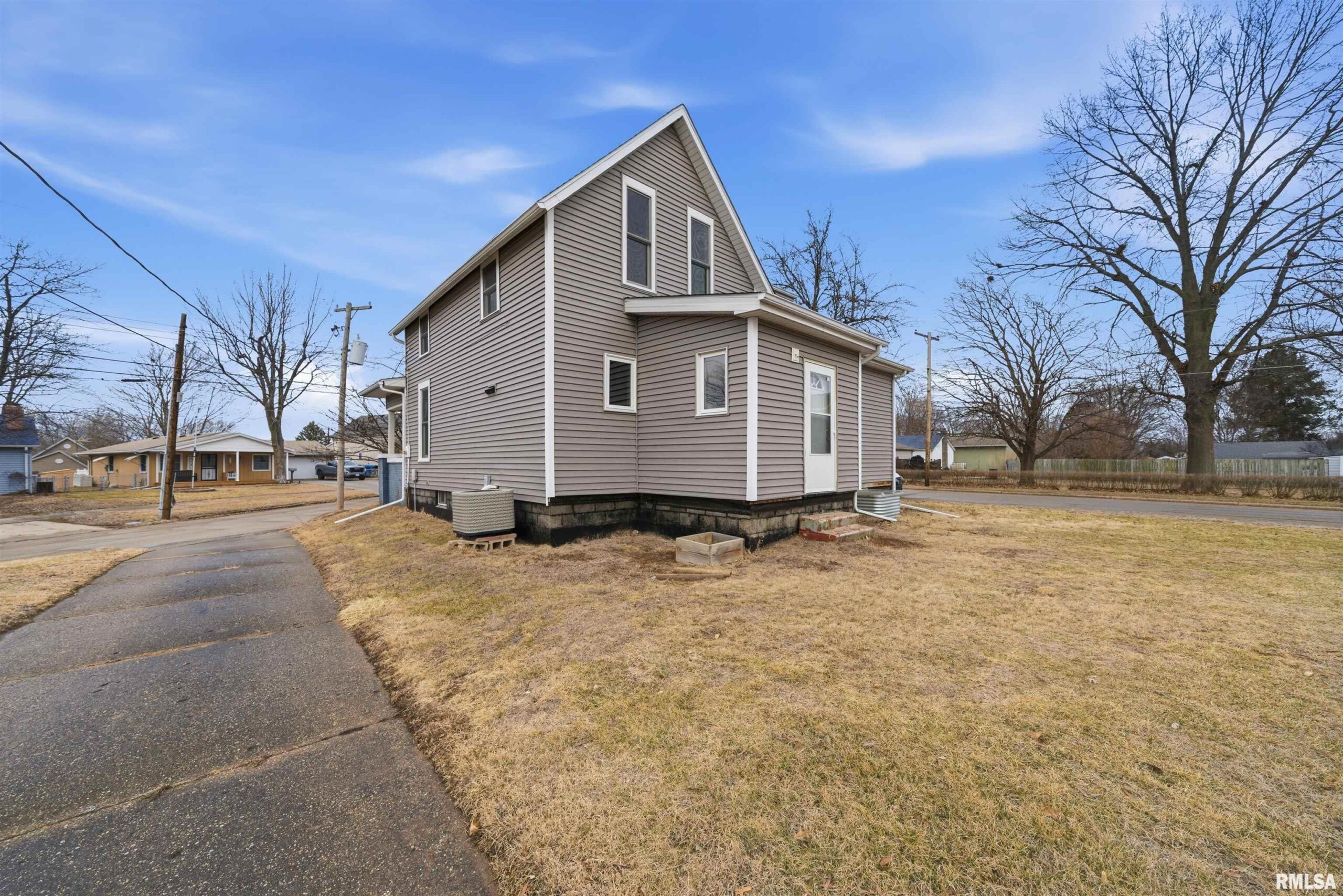 412 W MAPLE Street Canton IL