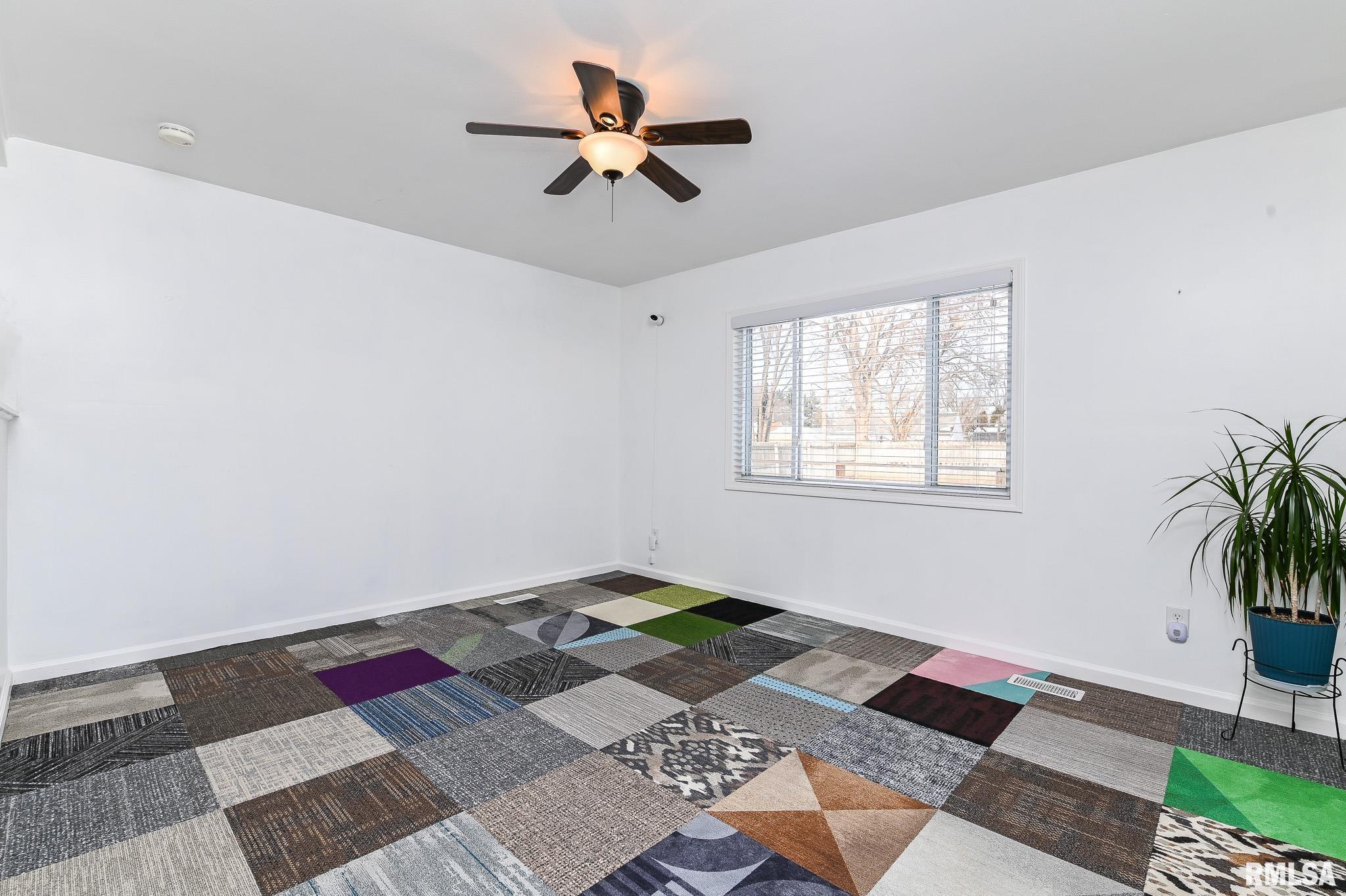 1802 HOLIDAY Drive Pekin IL