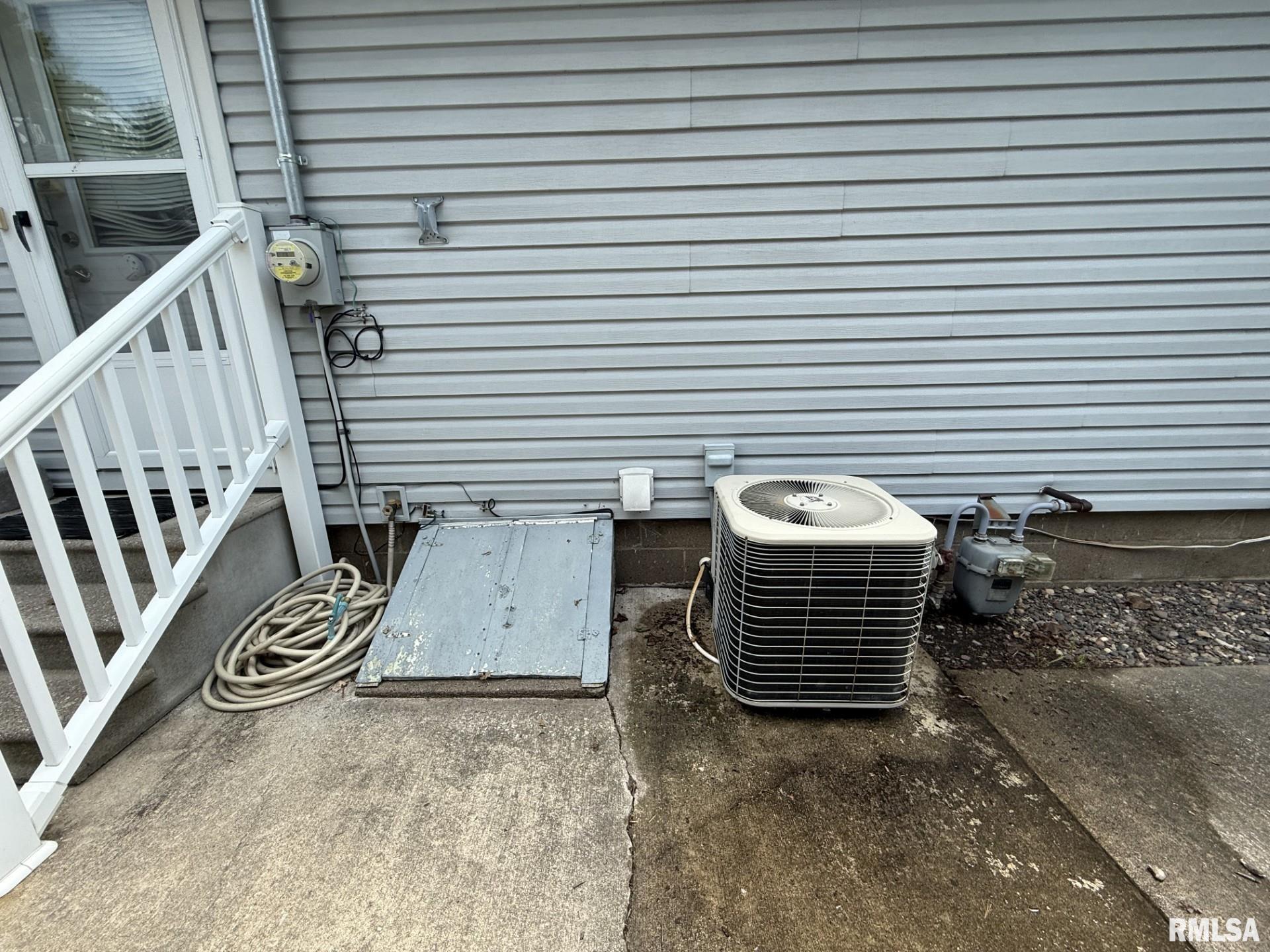 390 S JEFFERSON Street Roseville IL