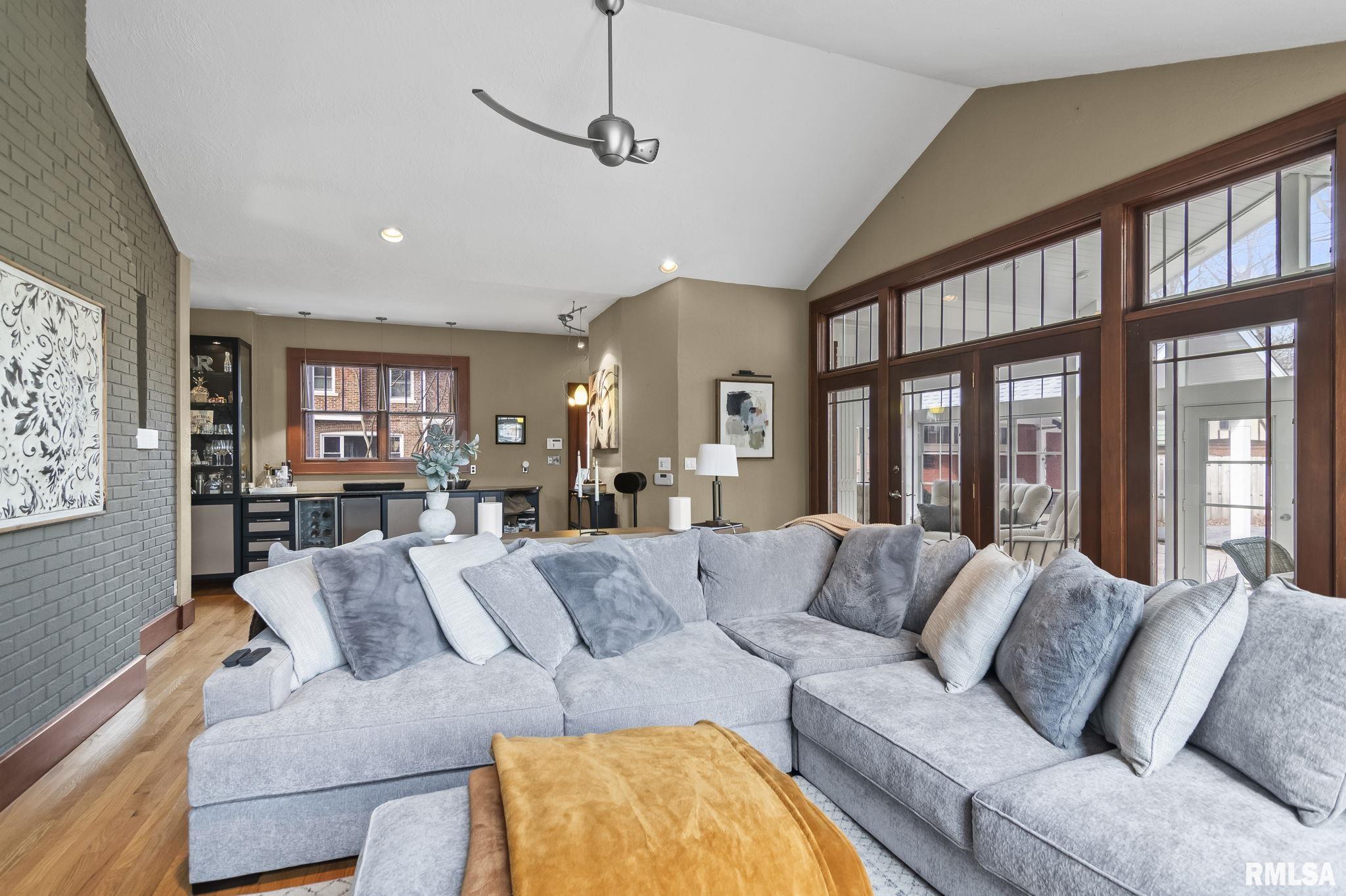 1037 WOODLAND Avenue Springfield IL