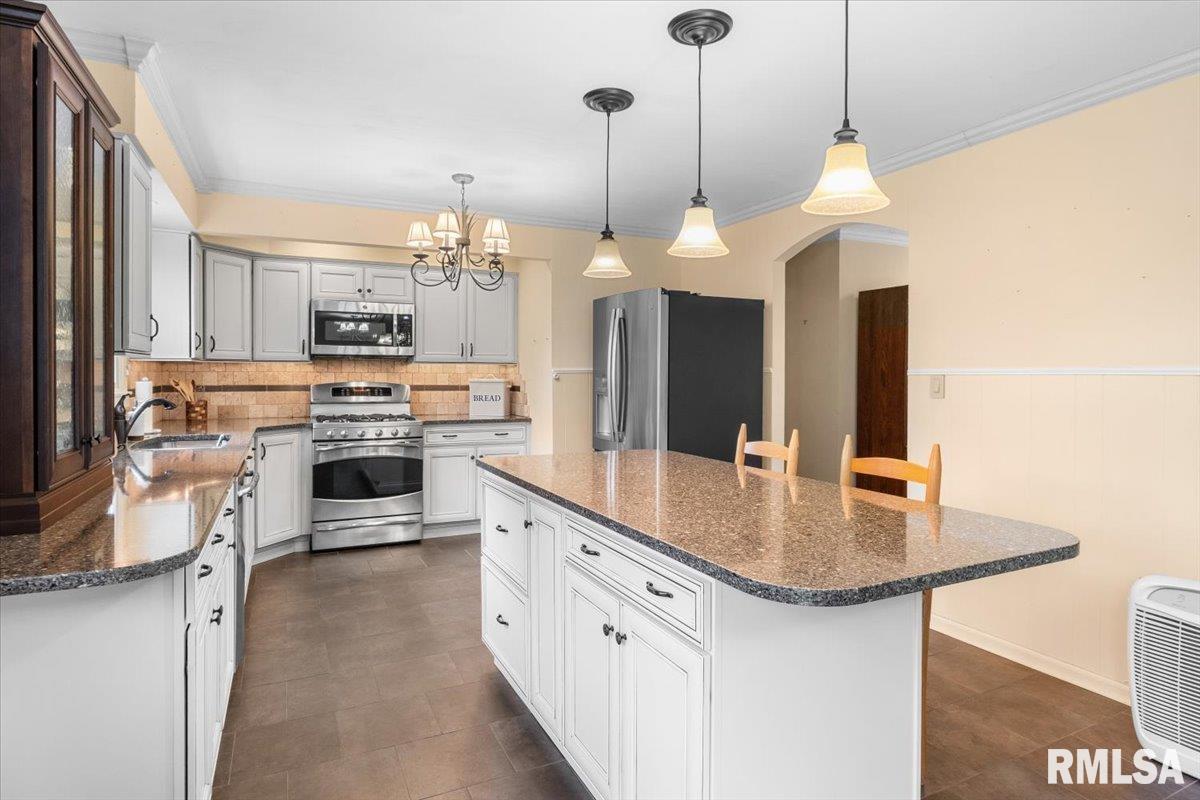 9 EDGEWOOD Drive Auburn IL