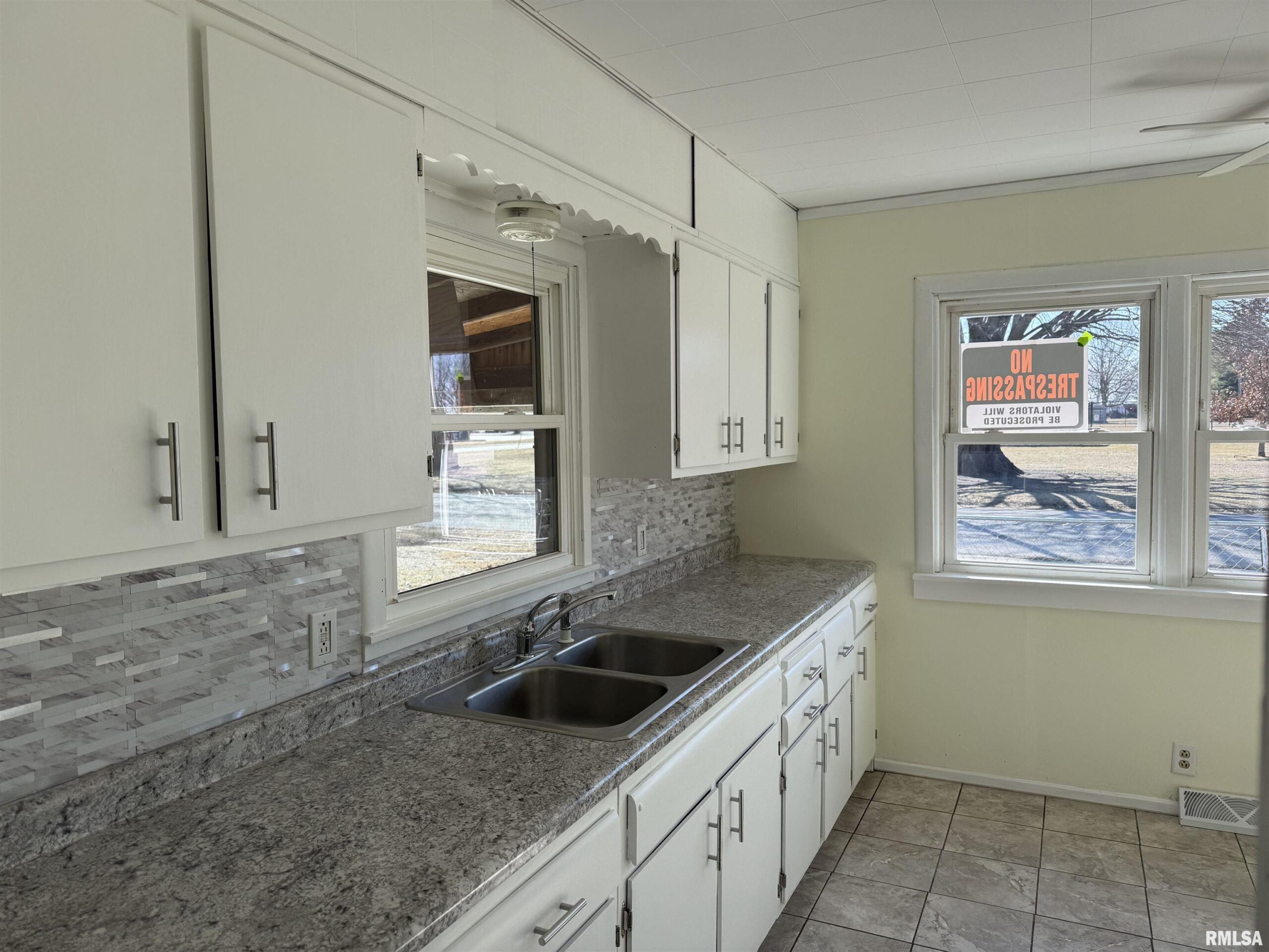 208 W 10TH Avenue Monmouth IL