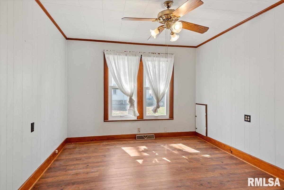 302 S PINE Street Stonington IL