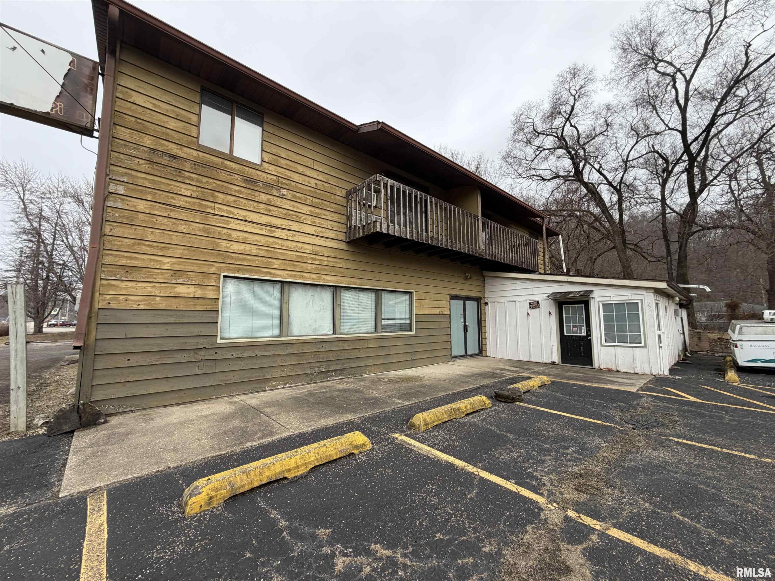 220 &  222 MEADOW Avenue East Peoria IL