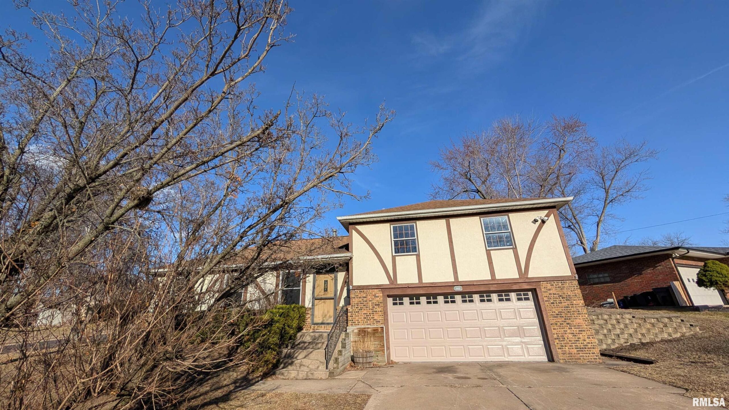 2115 SUNSET Drive Pekin IL