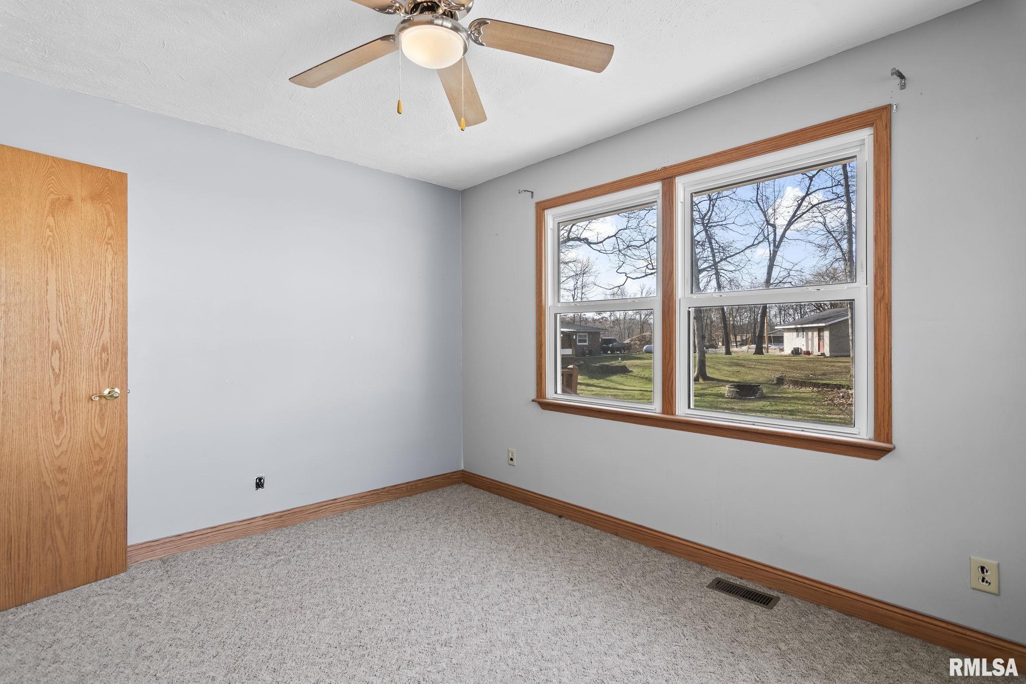 15959 N LAKE Road Girard IL