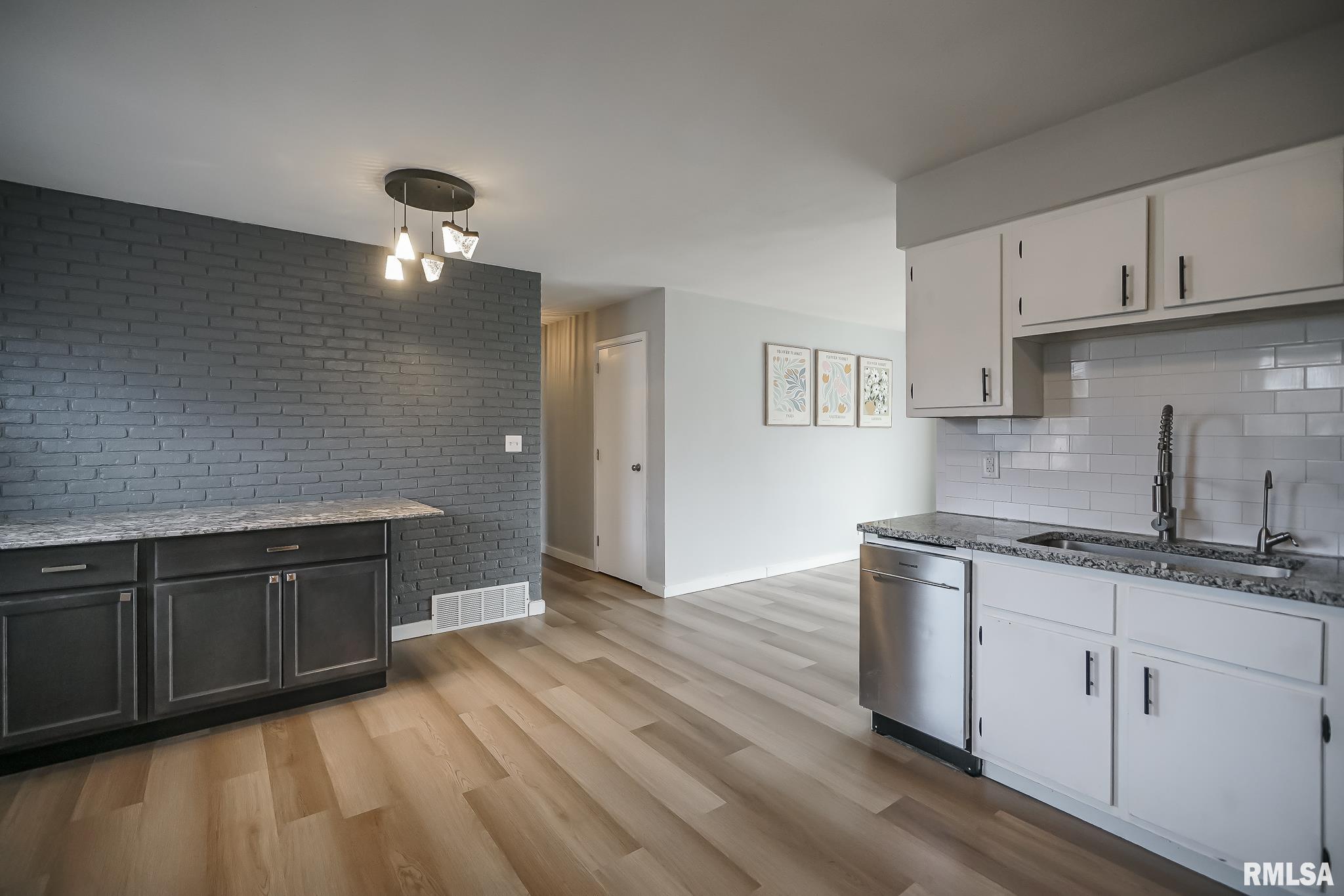 221 N STEWART Street Creve Coeur IL