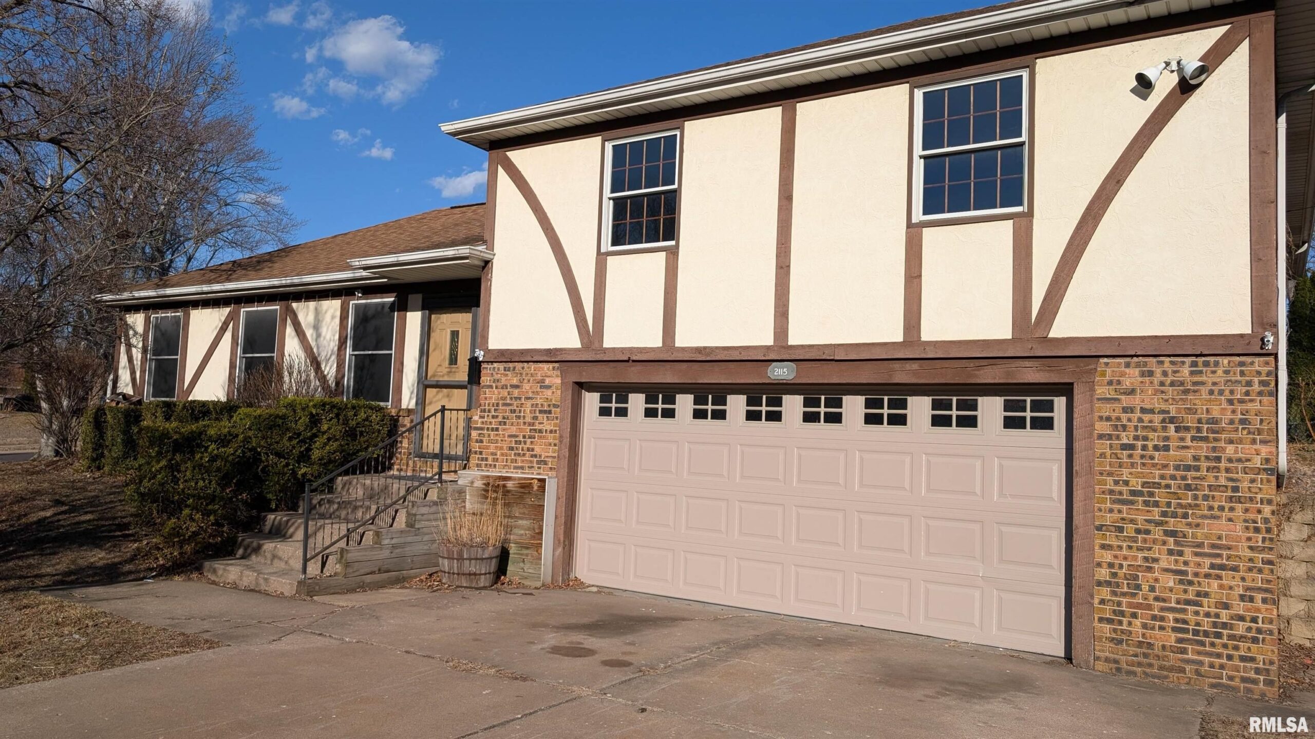 2115 SUNSET Drive Pekin IL