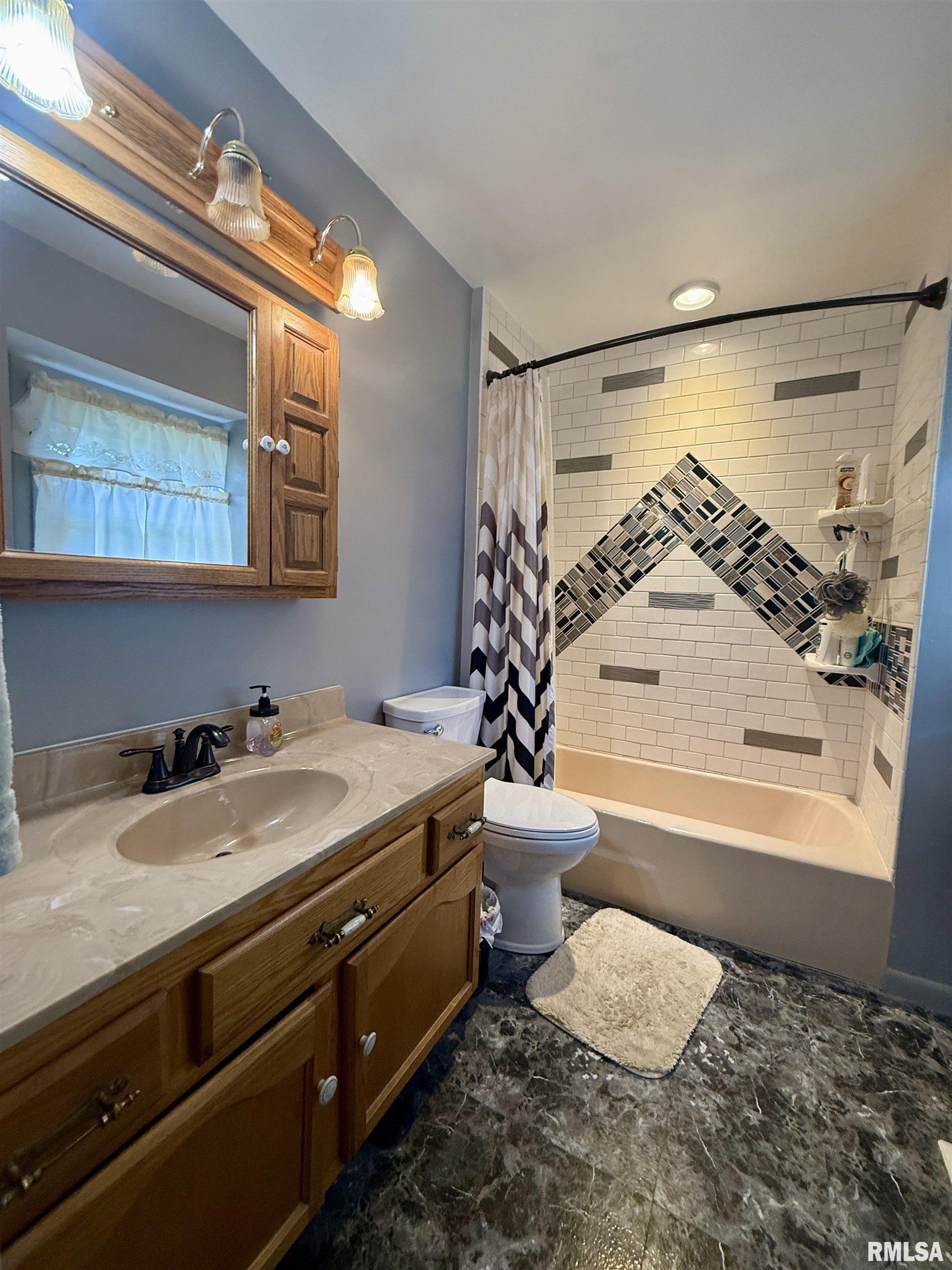 208 S MARKET Street Knoxville IL