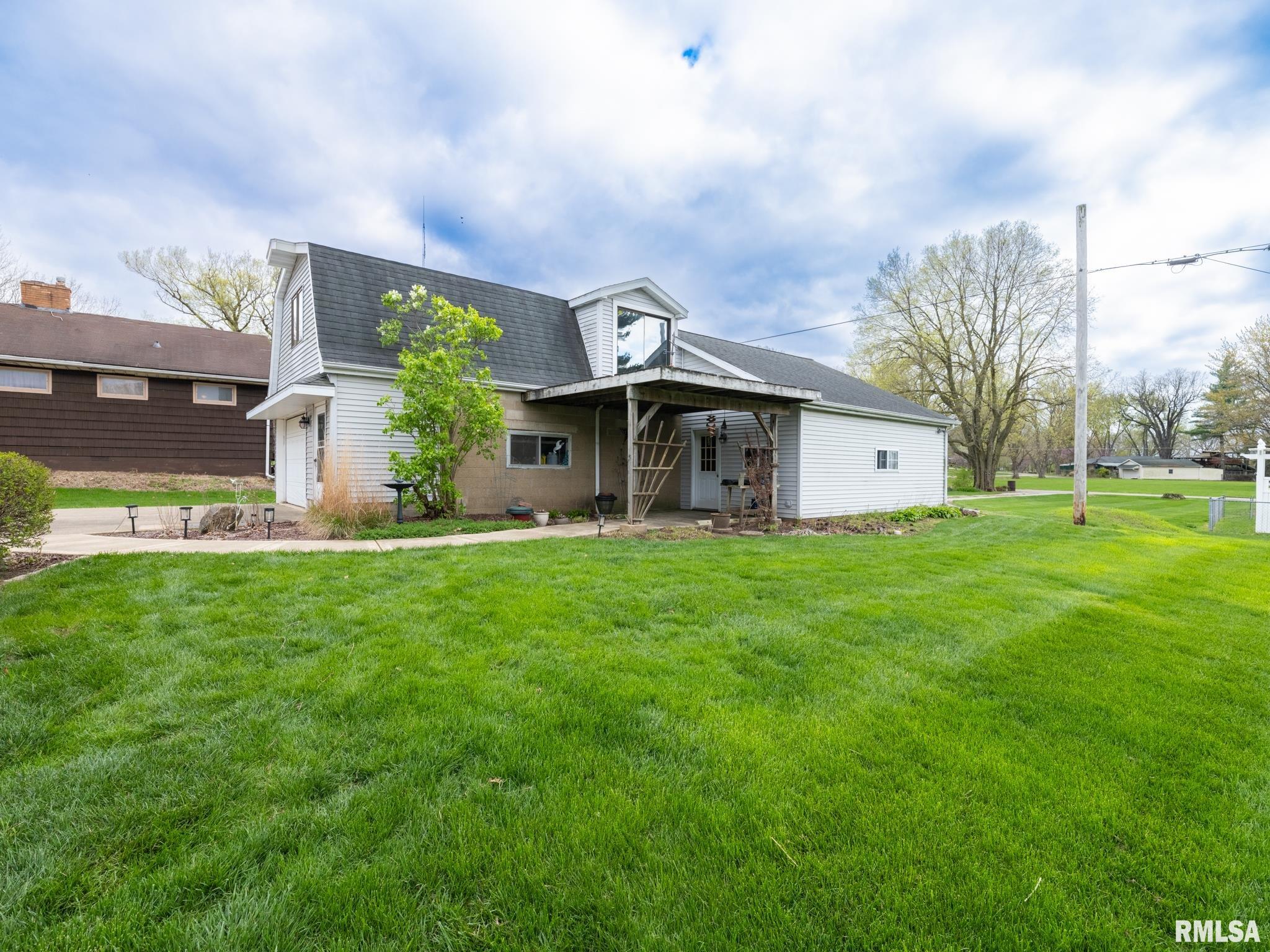 208 W MISSOURI Street Spring Bay IL