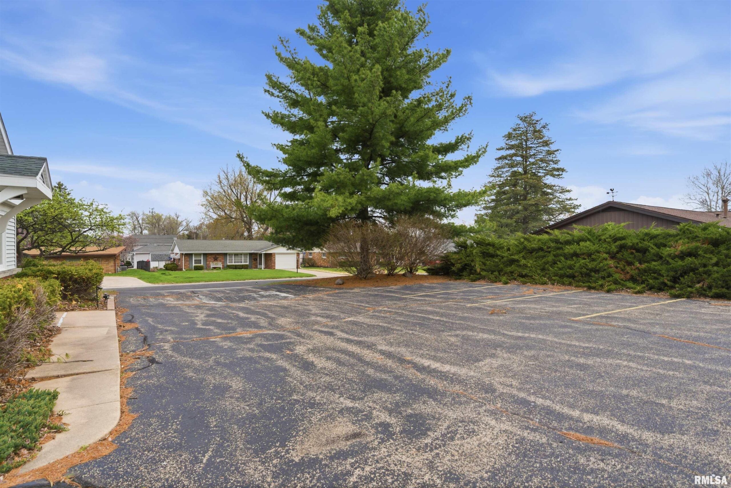 6216 N SHERIDAN Road Peoria IL