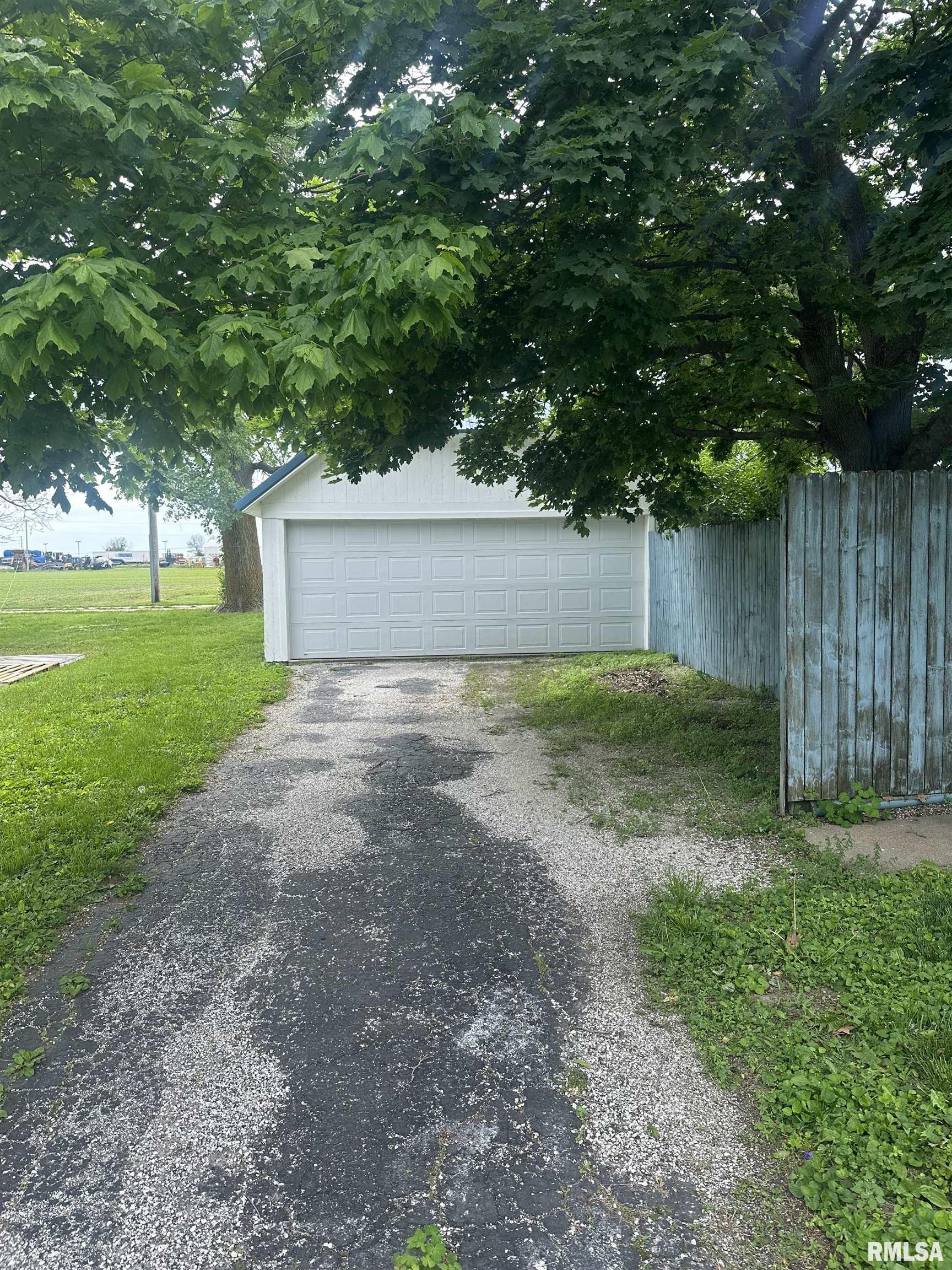 1102 HAYES Street Golden IL
