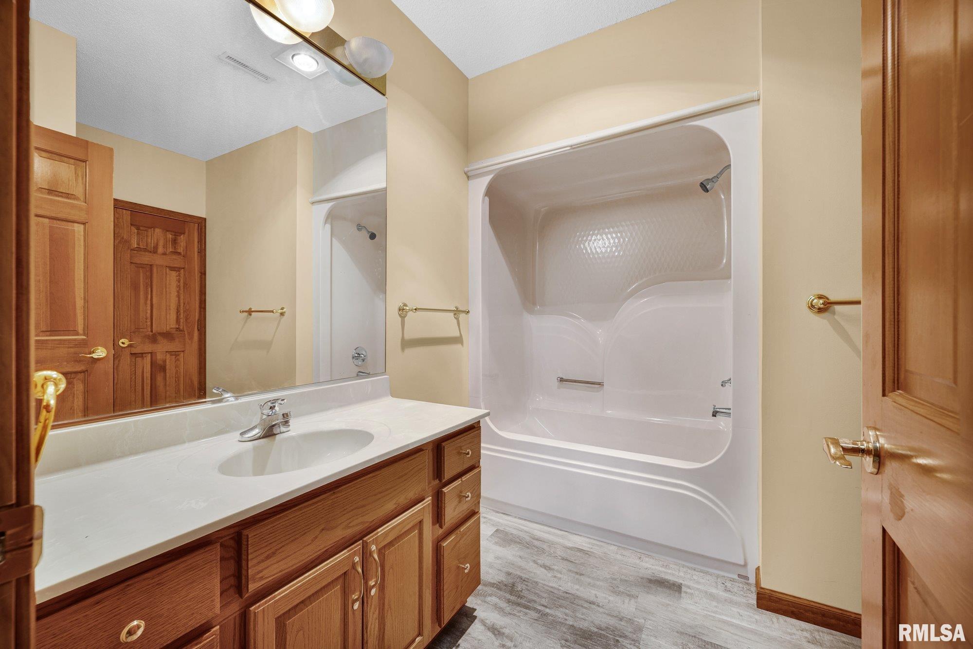 288 MACALLEN LAKE Road Carlock IL