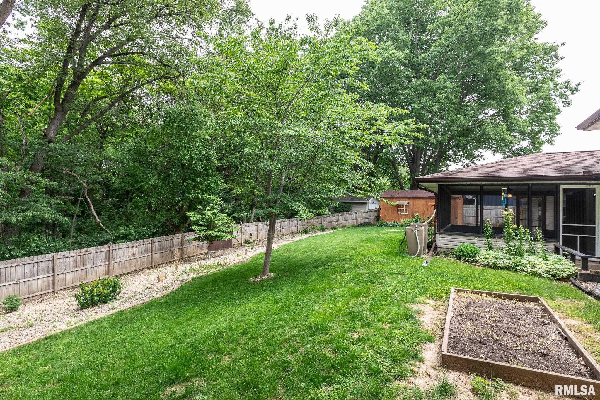 1813 OAKWOOD Drive Pekin IL
