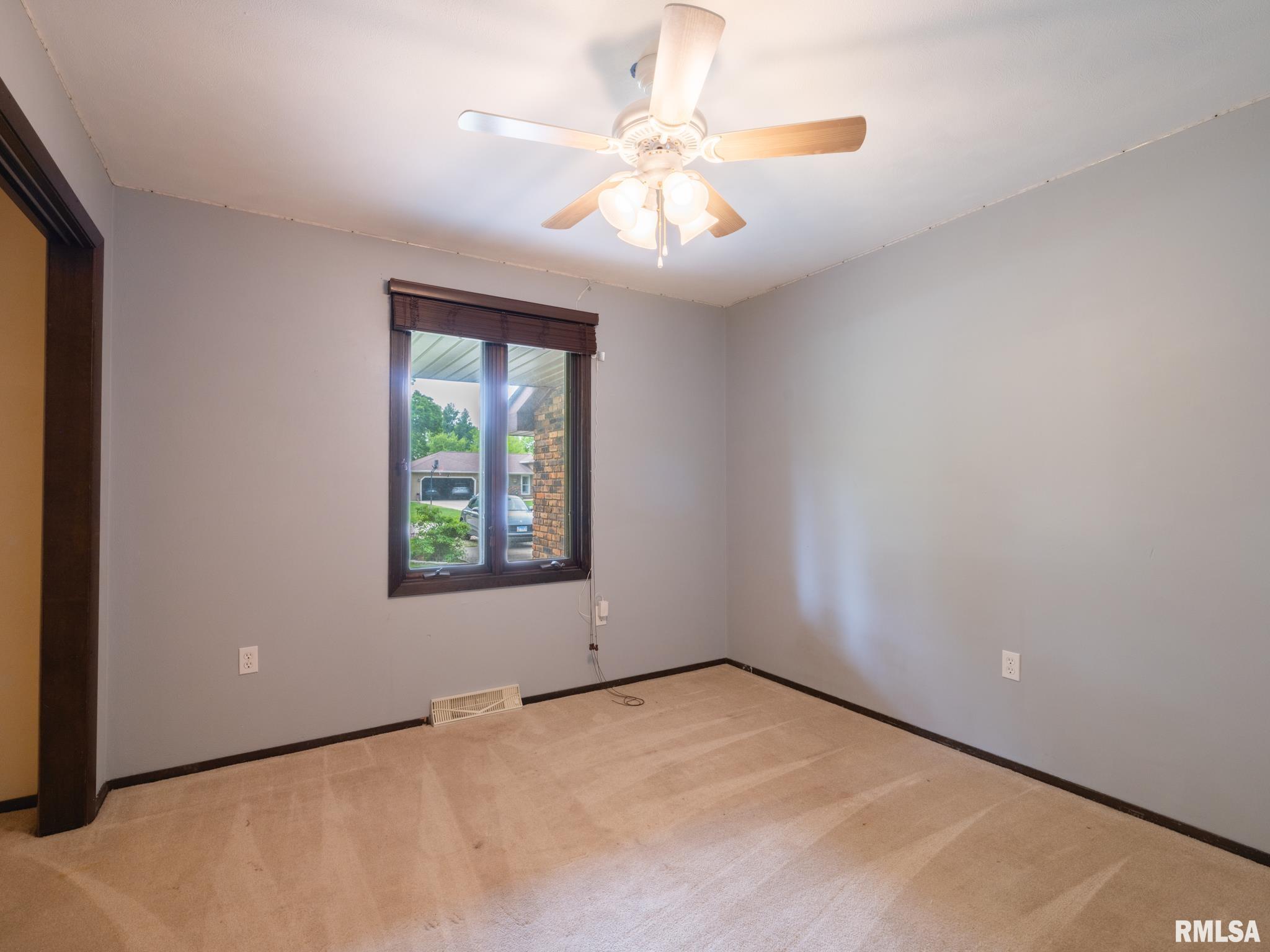 244 WHISPERING OAKS Drive Germantown Hills IL
