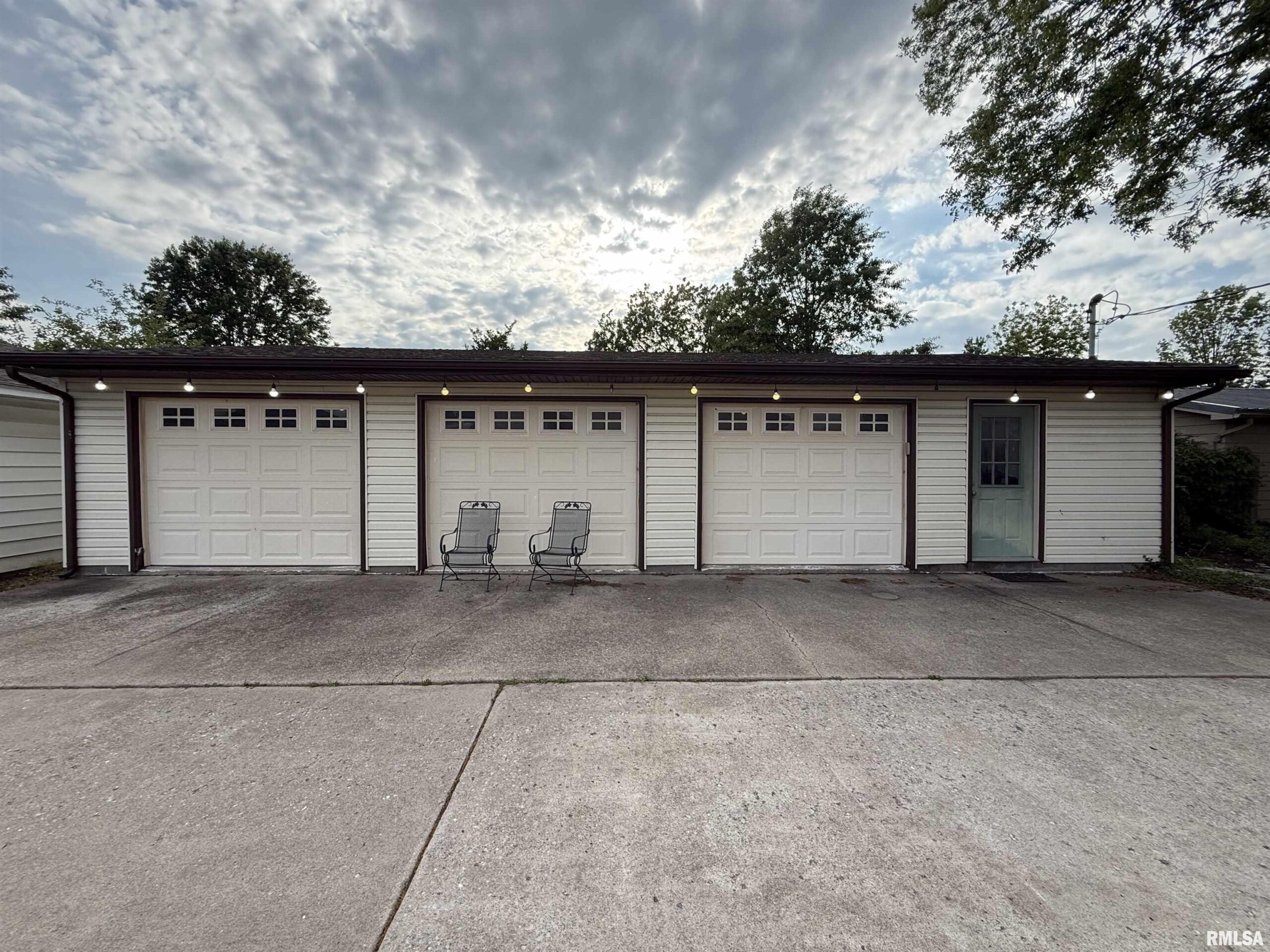 301 N VICTOR Street Christopher IL