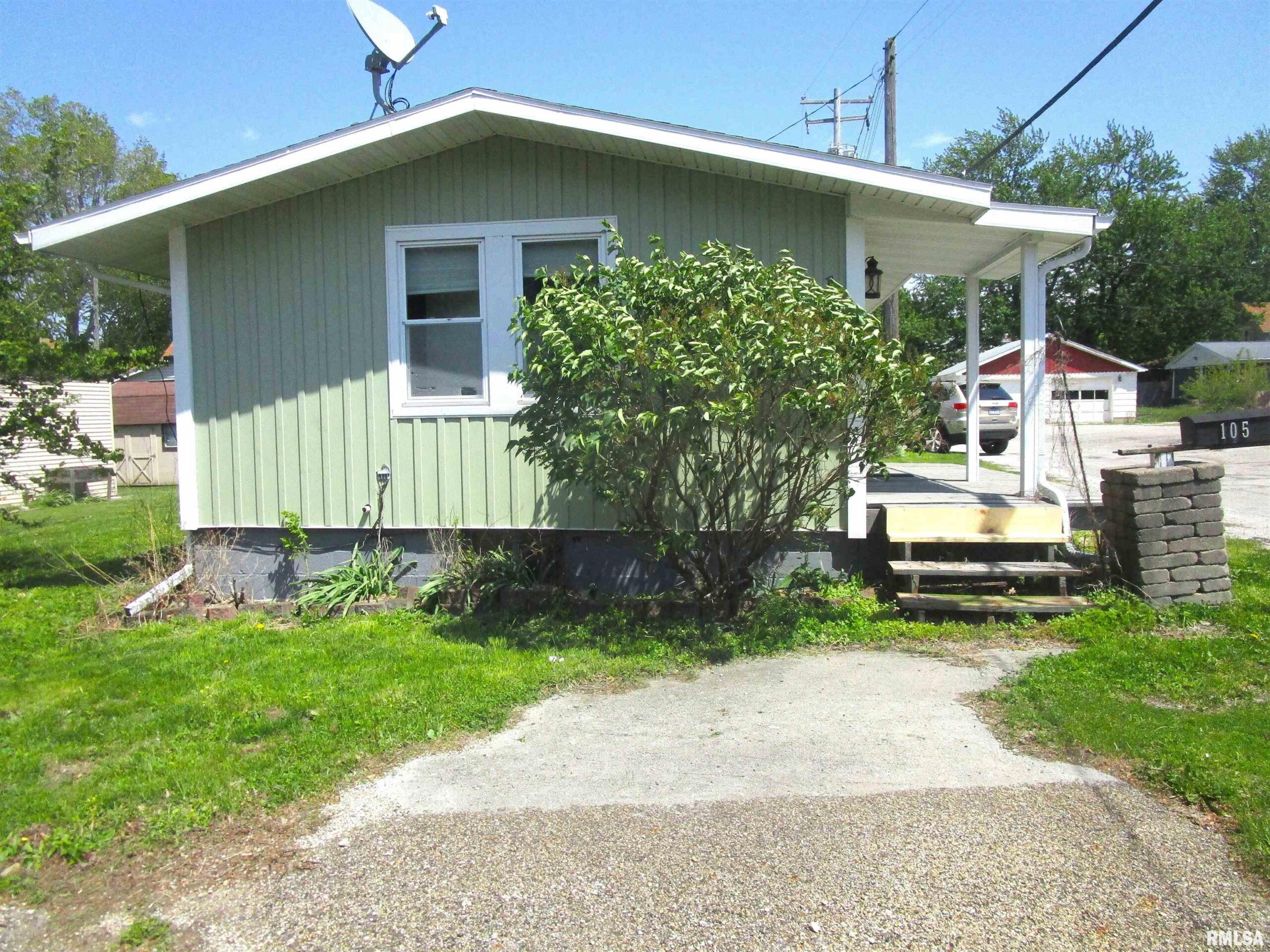 105 N PERRY Street Carlock IL