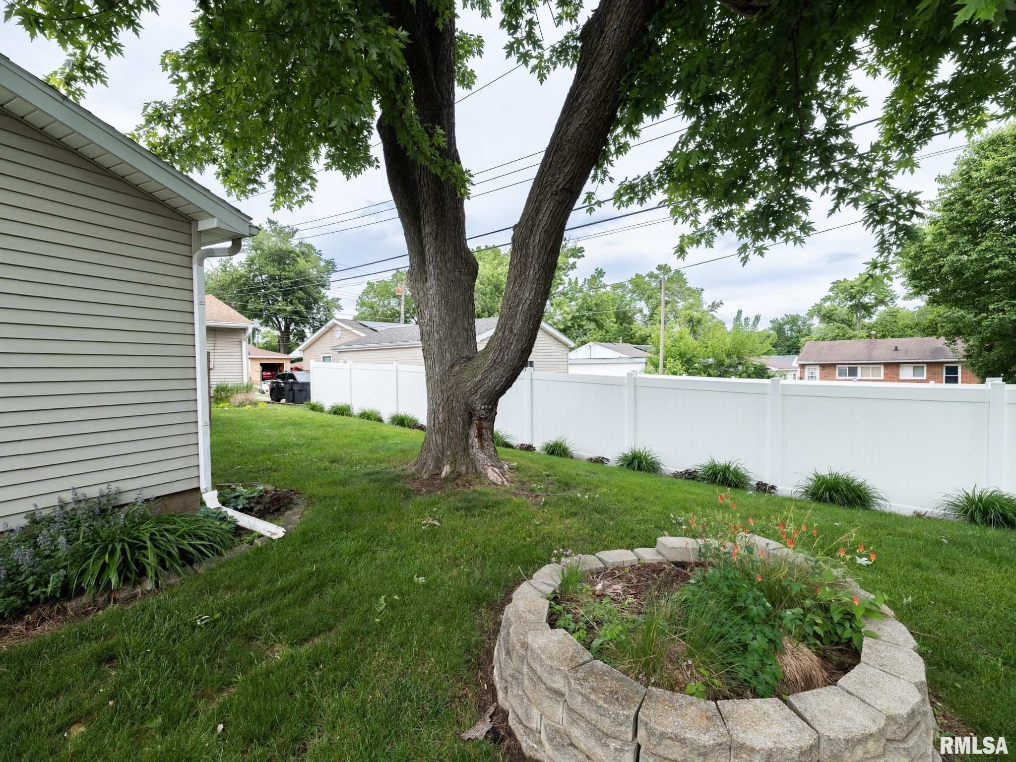 1704 ENGLEWOOD Terrace Pekin IL