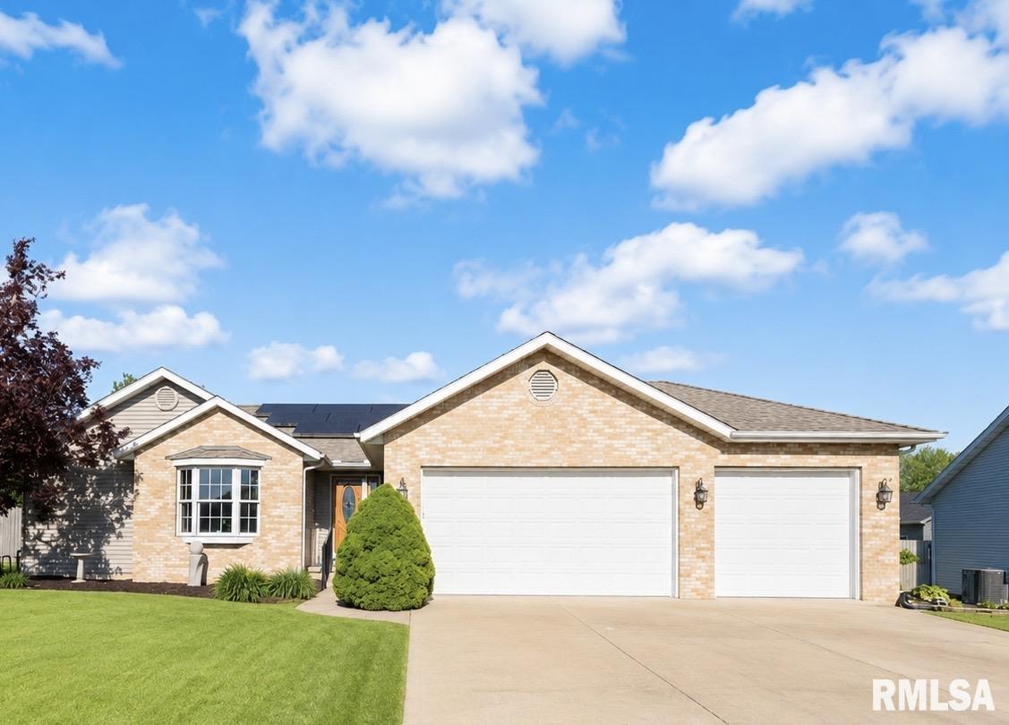1816 PARKFIELD Drive Pekin IL