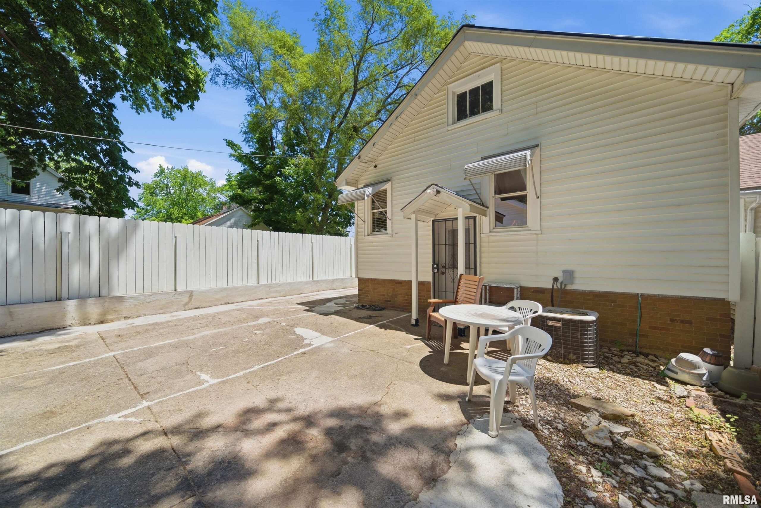 2411 N FLORA Avenue Peoria IL