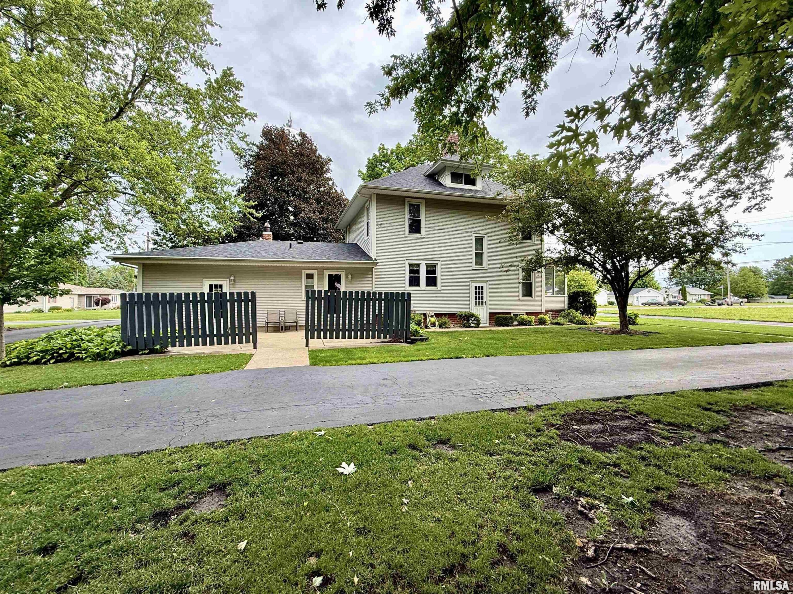 900 S BROAD Street Knoxville IL