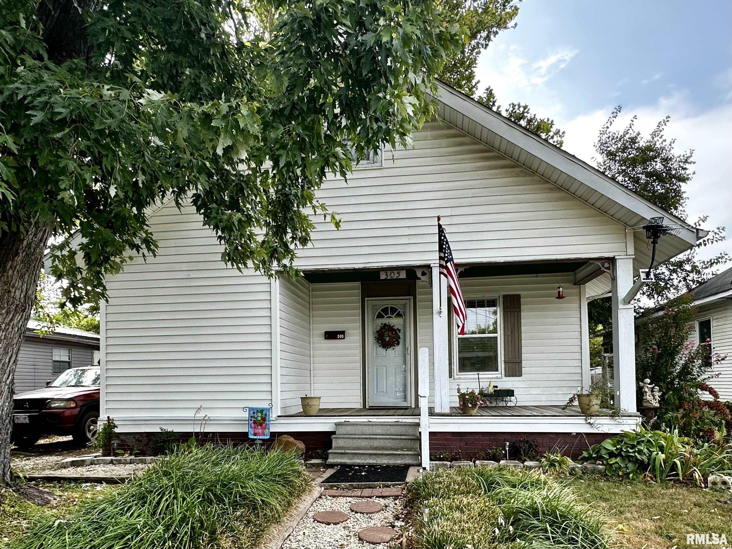 305 W LINCOLN Street Harrisburg IL