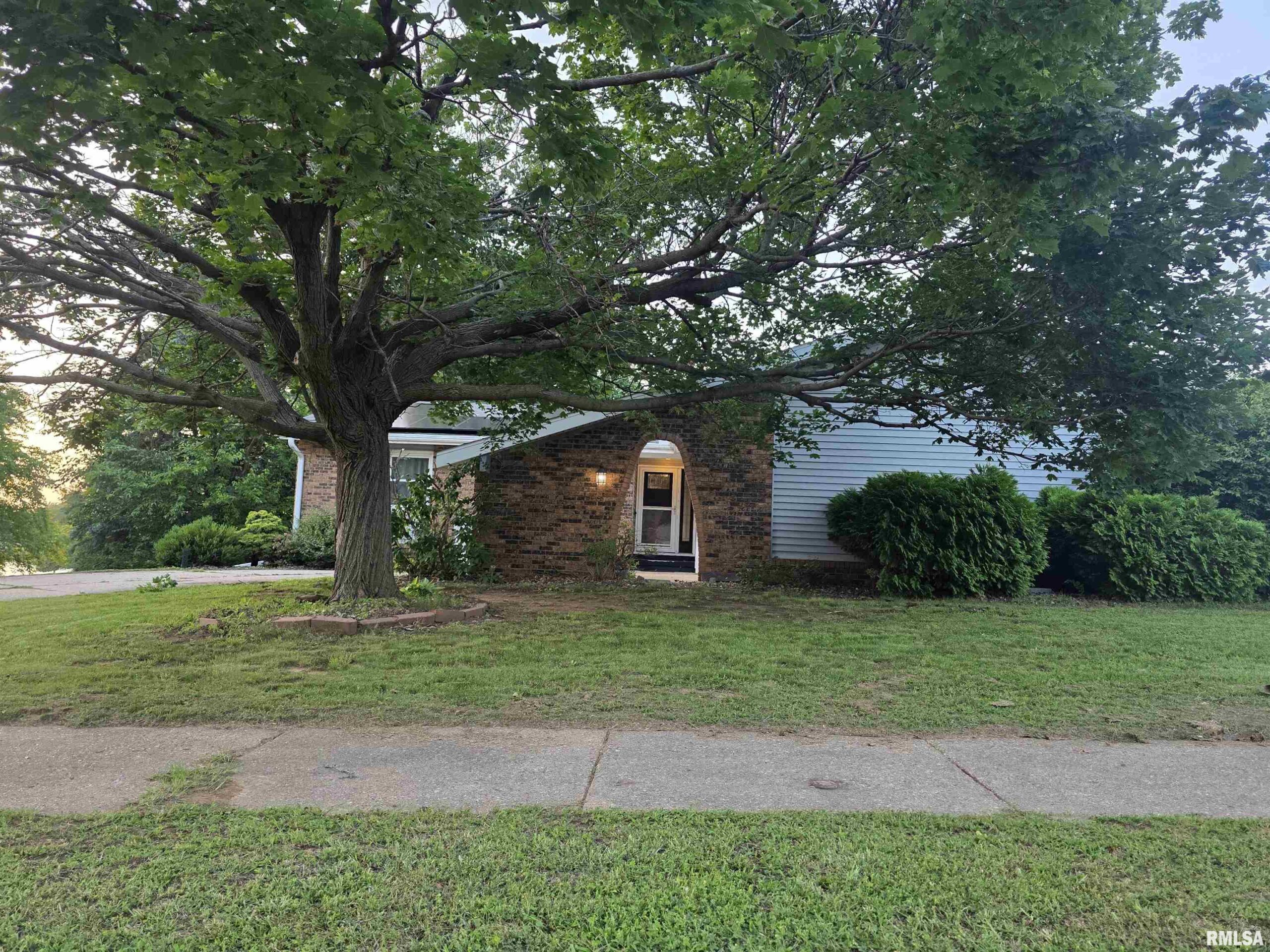 2122 HIGHWOOD Avenue Pekin IL