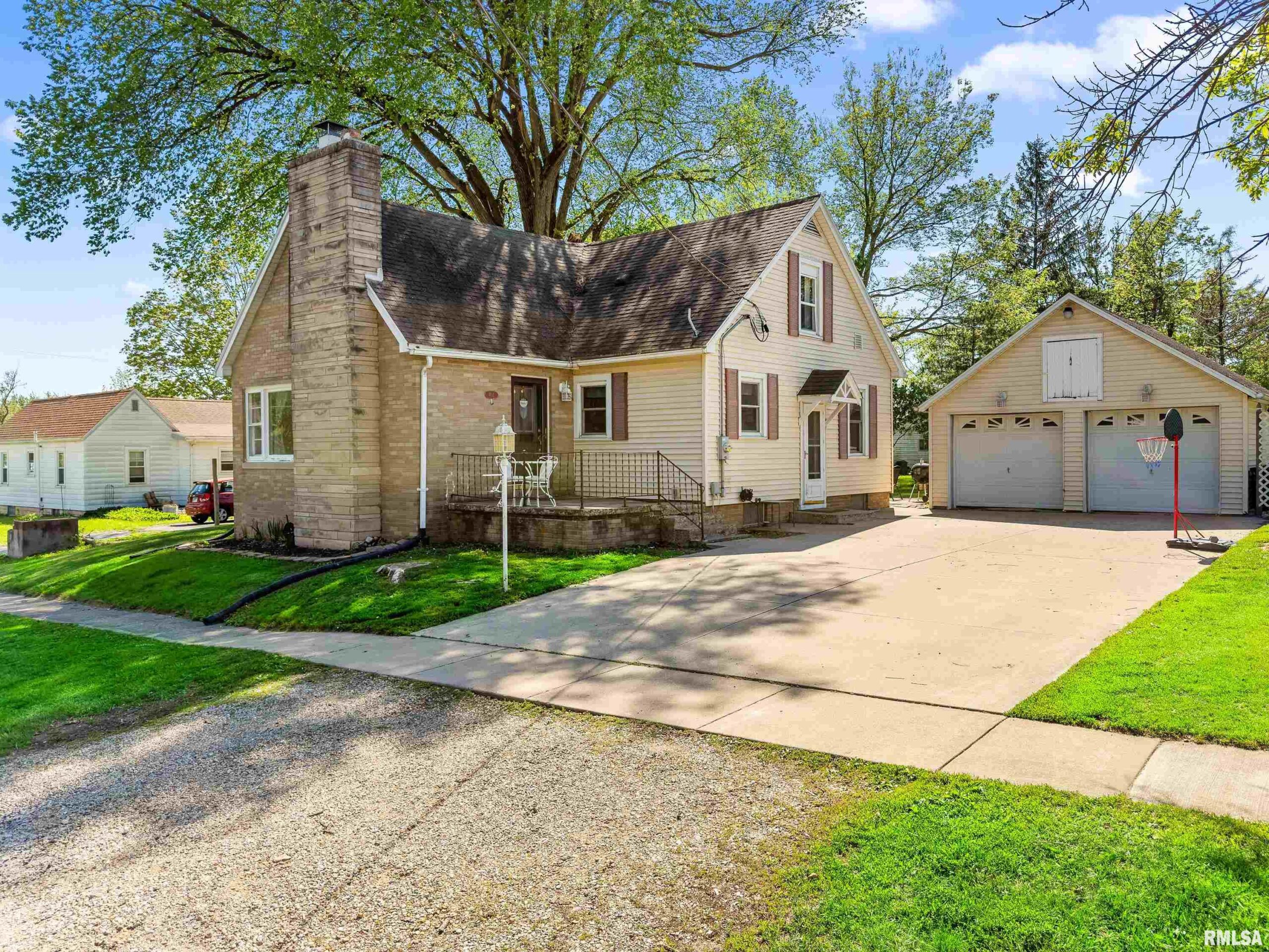 607 WASHINGTON Street Washburn IL