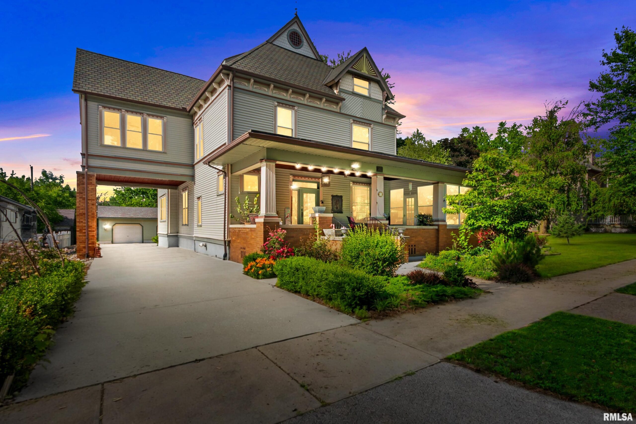 207 W 3RD Street Delavan IL