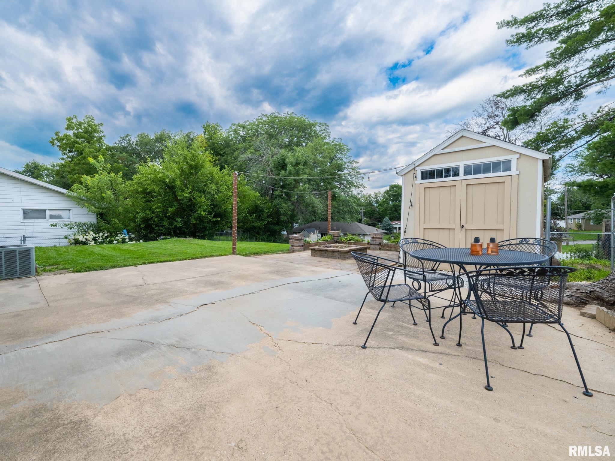 2217 CRESTVIEW Drive Pekin IL