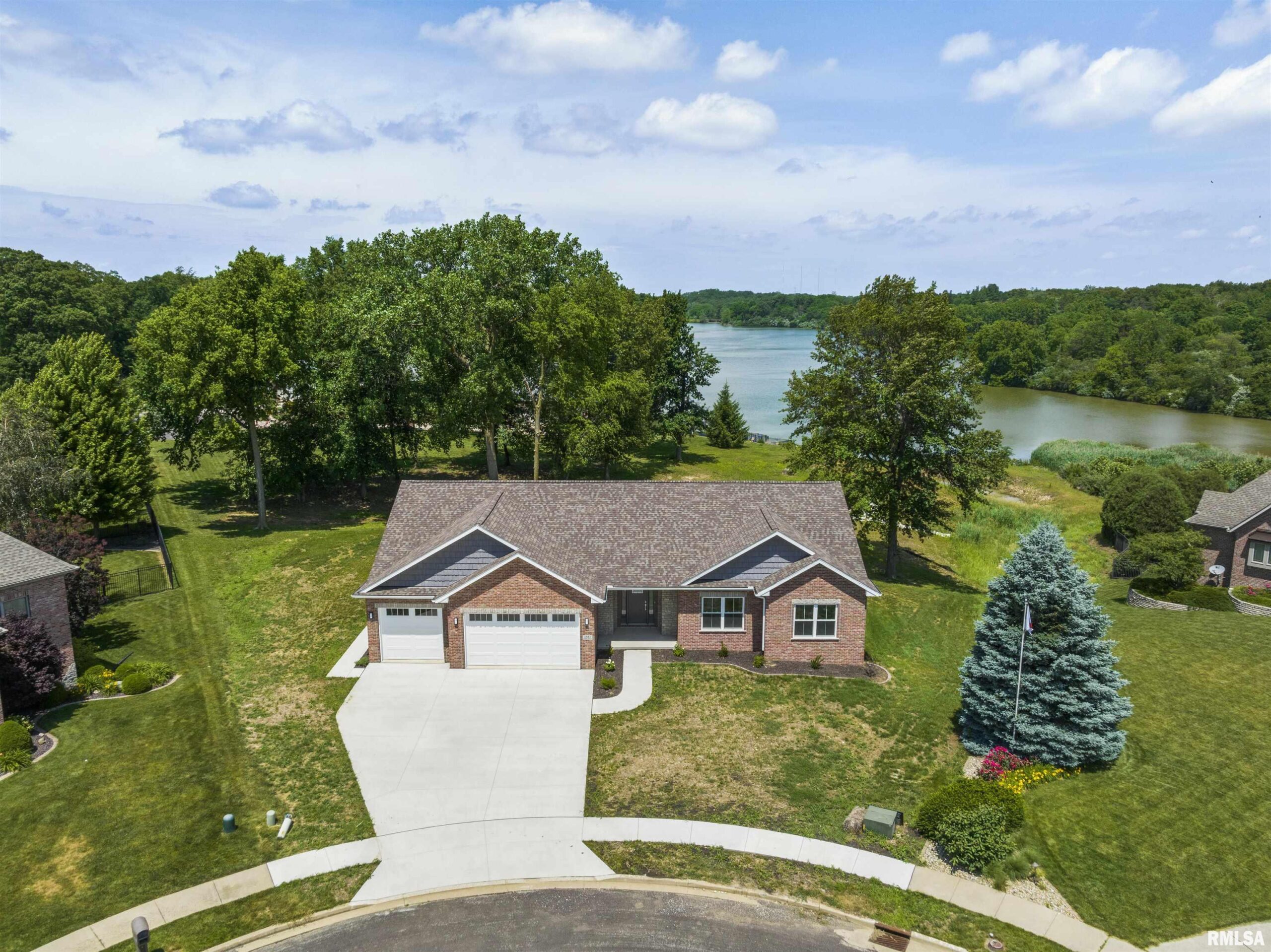 1621 GRANDLAKE Court Pekin IL