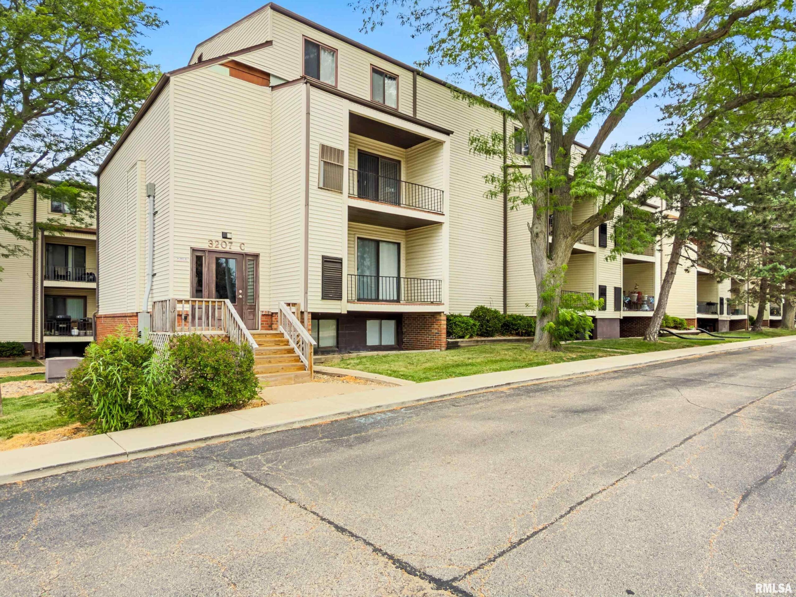 3207 W WILLOW KNOLLS Drive Peoria IL