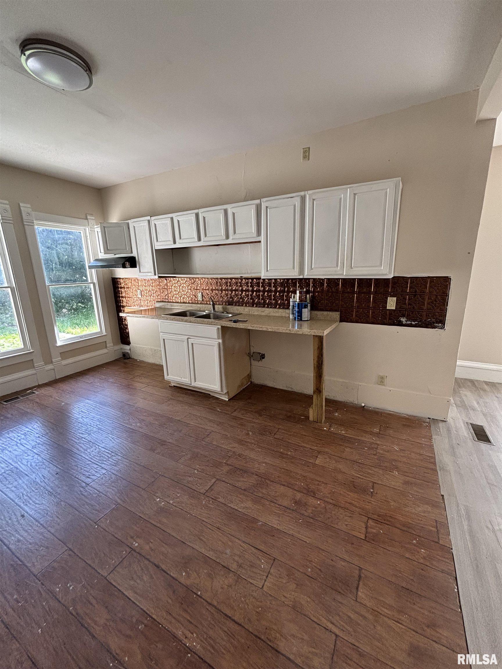 295 W Barnes Street Bushnell IL