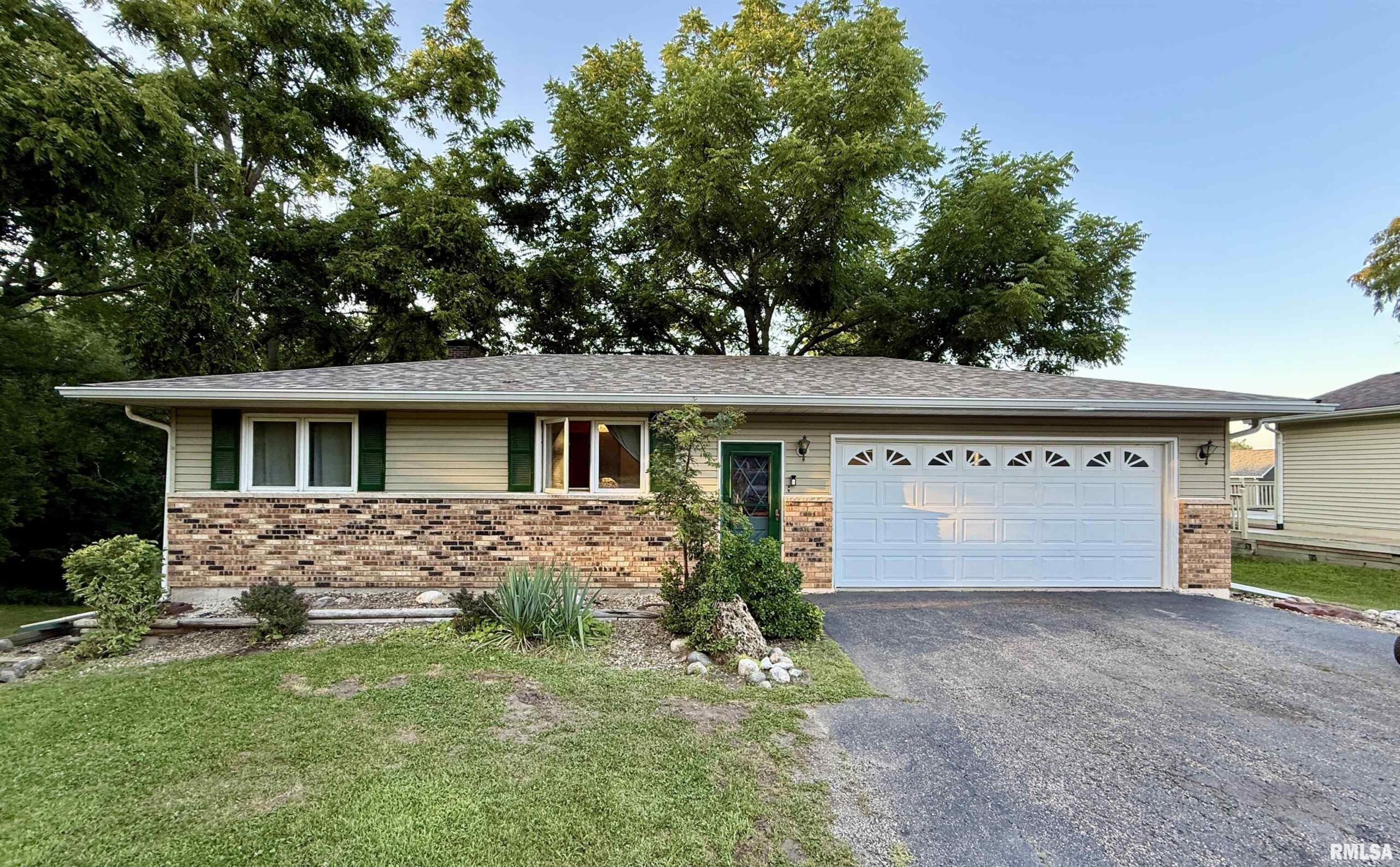 1066 LAKEVIEW Road South Dahinda IL