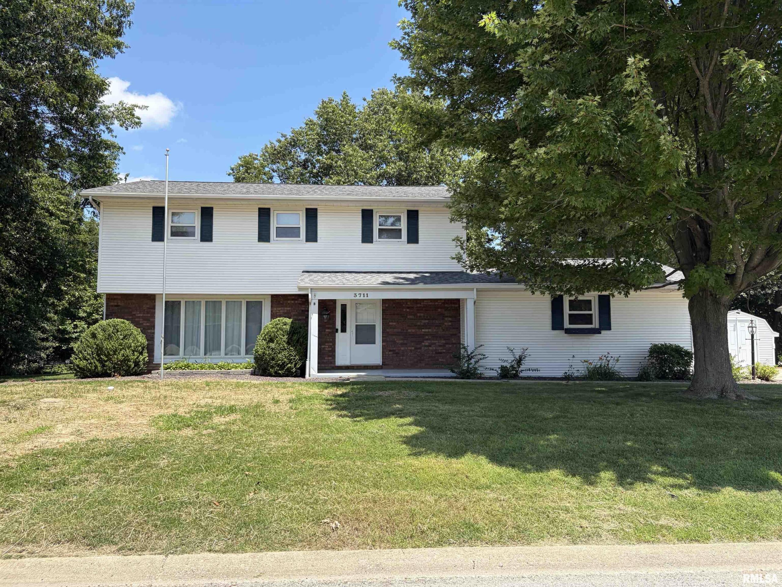 3711 OAKWOOD Circle Taylorville IL