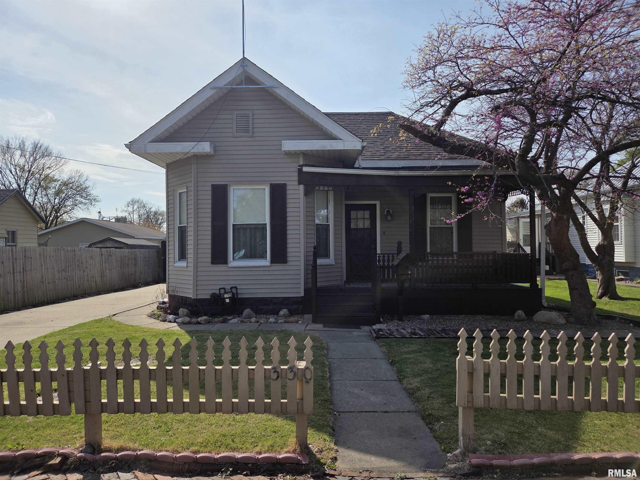 330 N WEST Street Carlinville IL