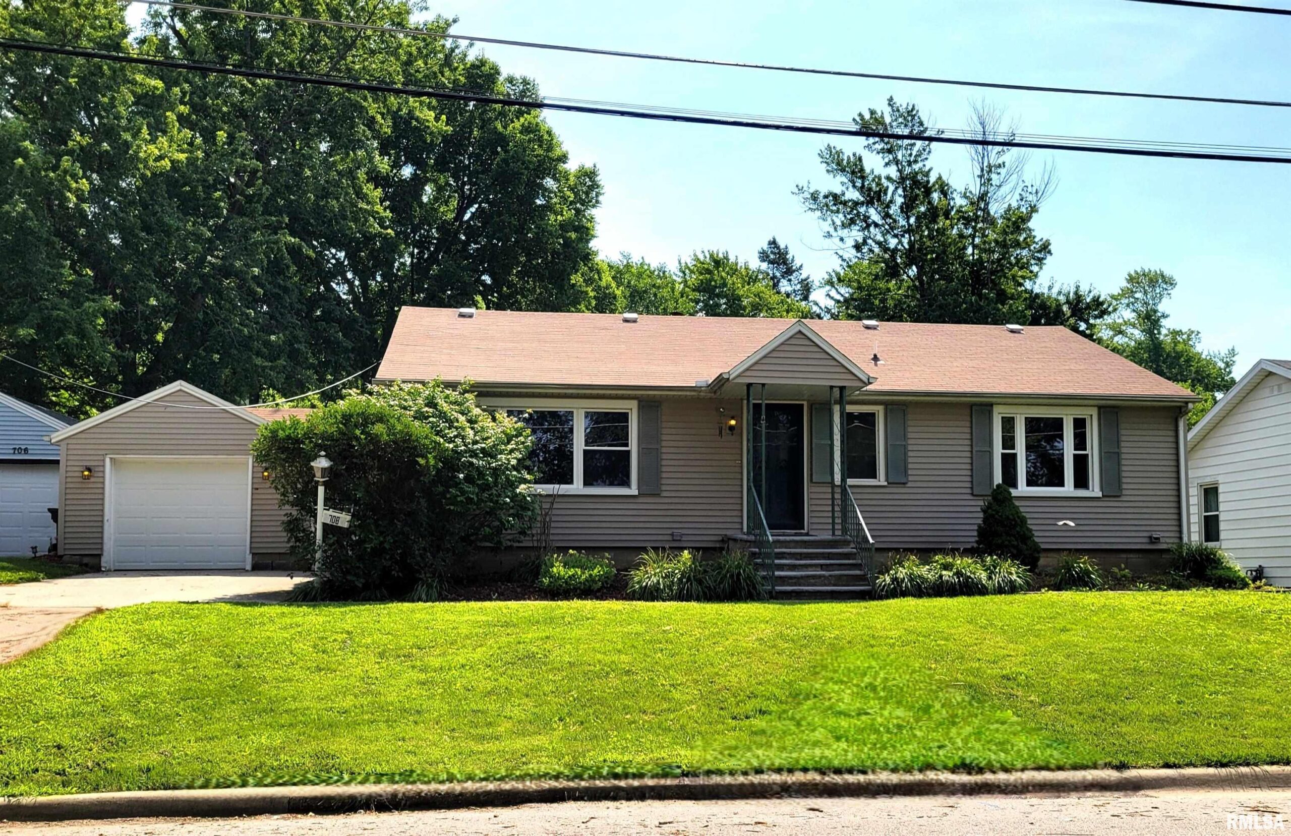 708 E SHORE Drive Pekin IL