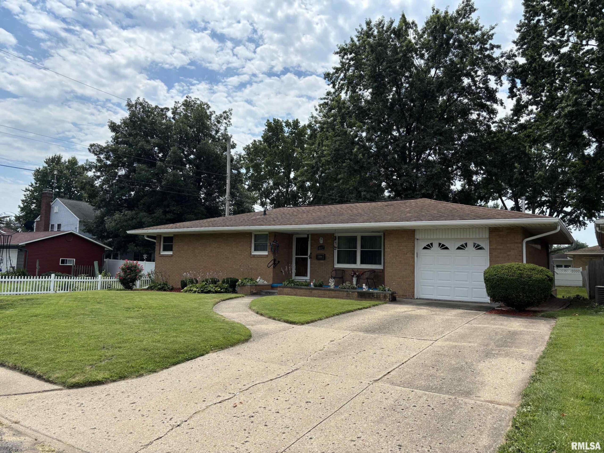 402 SHERIDAN Road Pekin IL