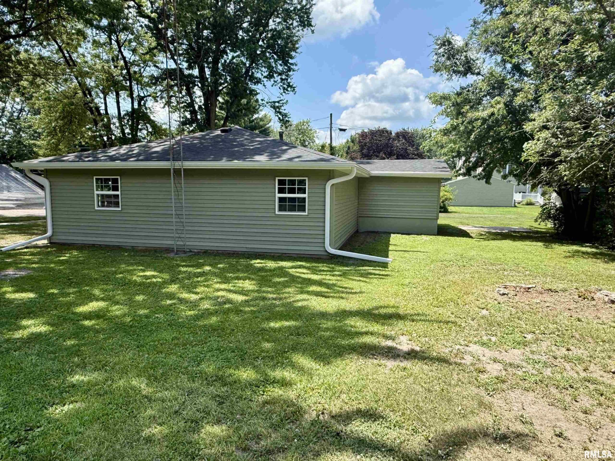 204 E ADAMS Street Abingdon IL