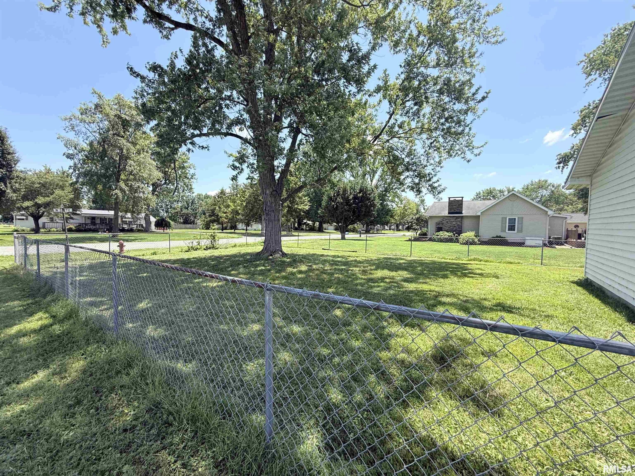 609 N 6TH Street Elkville IL