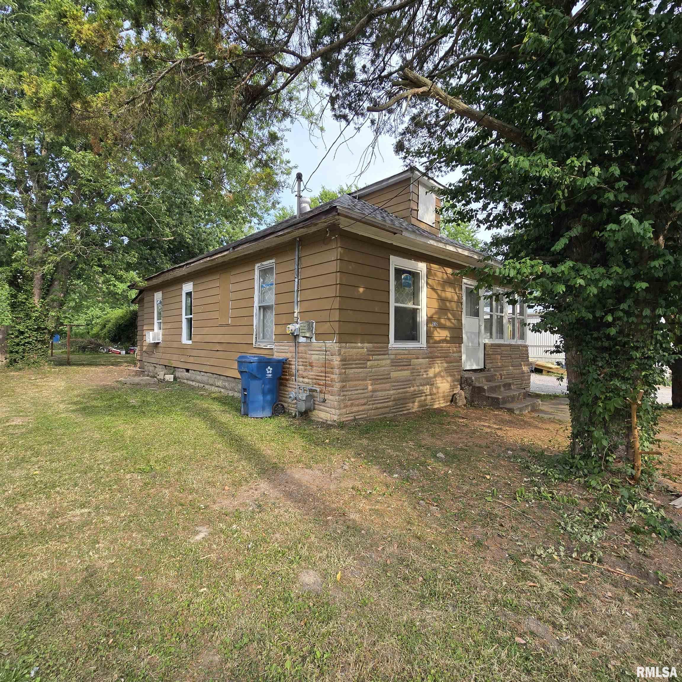 532 N BUSH Avenue Hurst IL