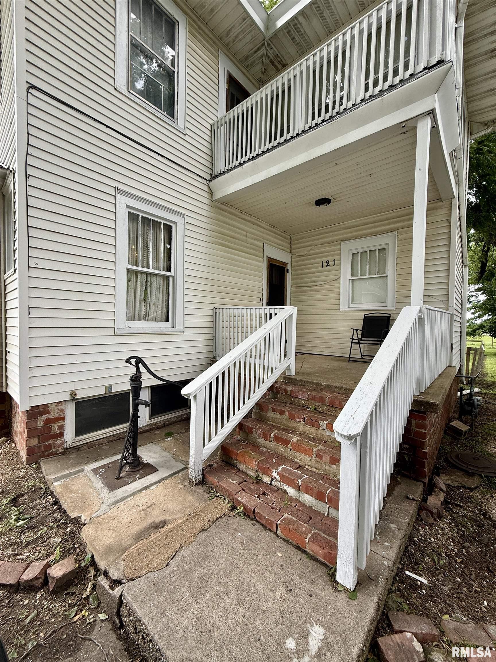 121 S MAIN Street Maquon IL