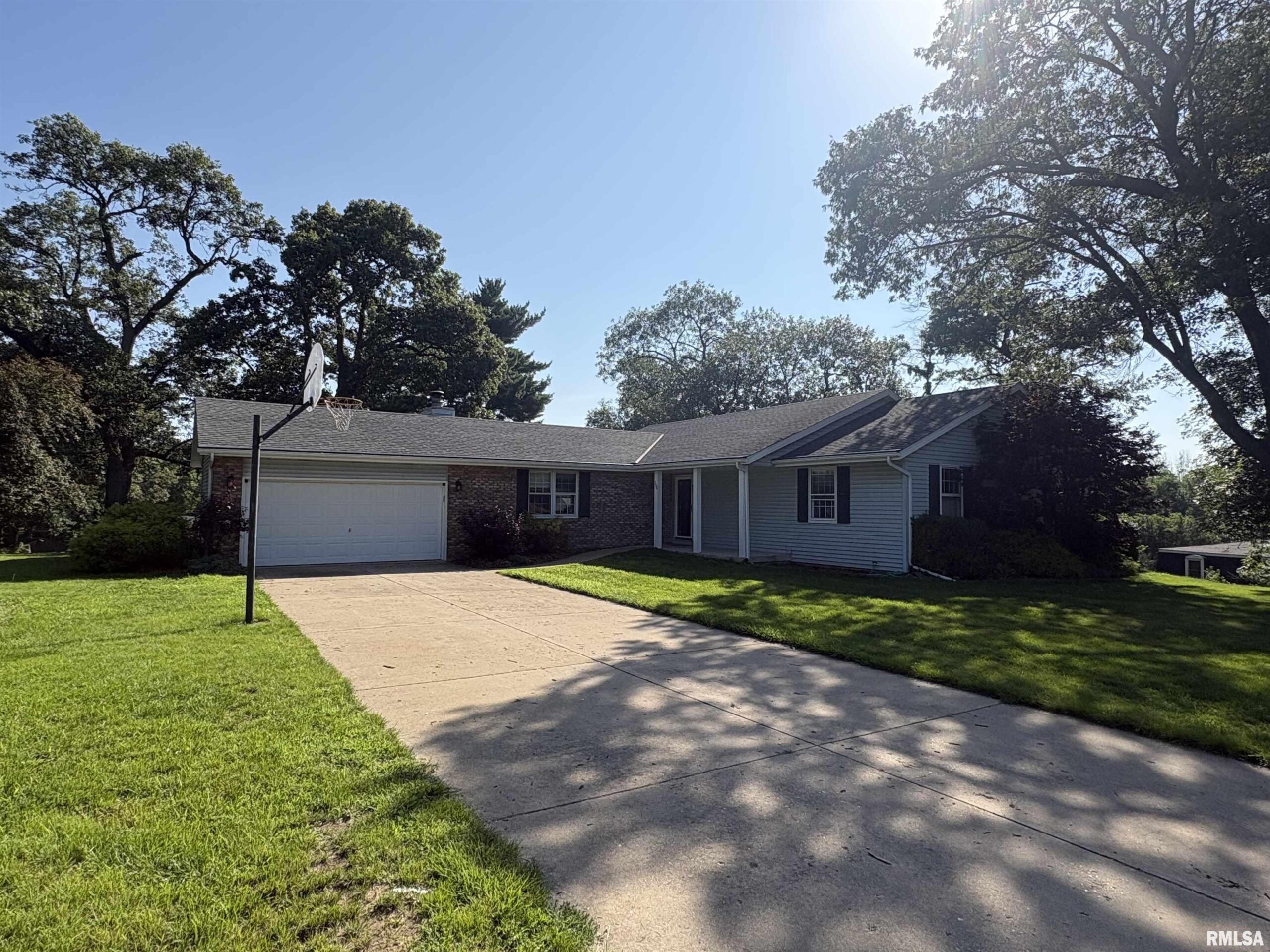 300 N SUNSET Drive Manito IL