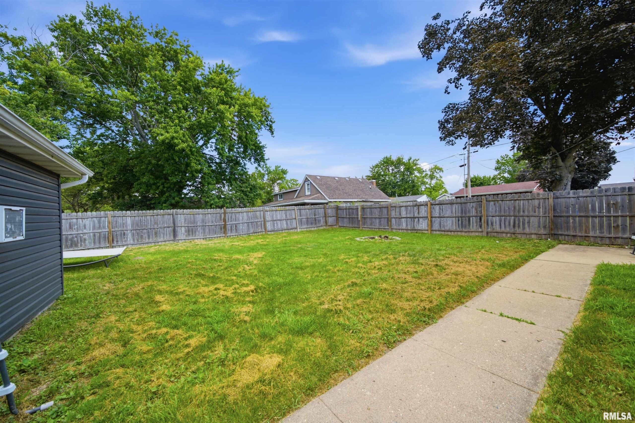 211 ENTRANCE Drive Pekin IL