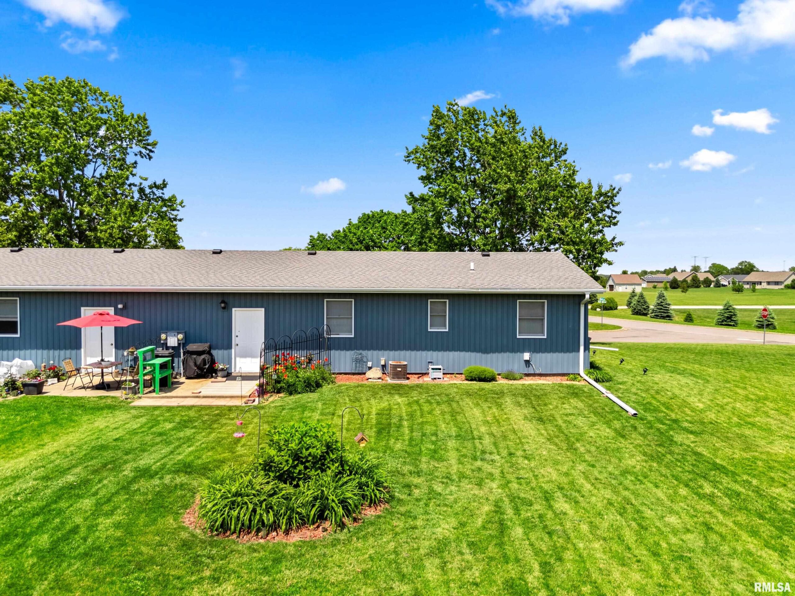 100-102 Nina Court Pekin IL