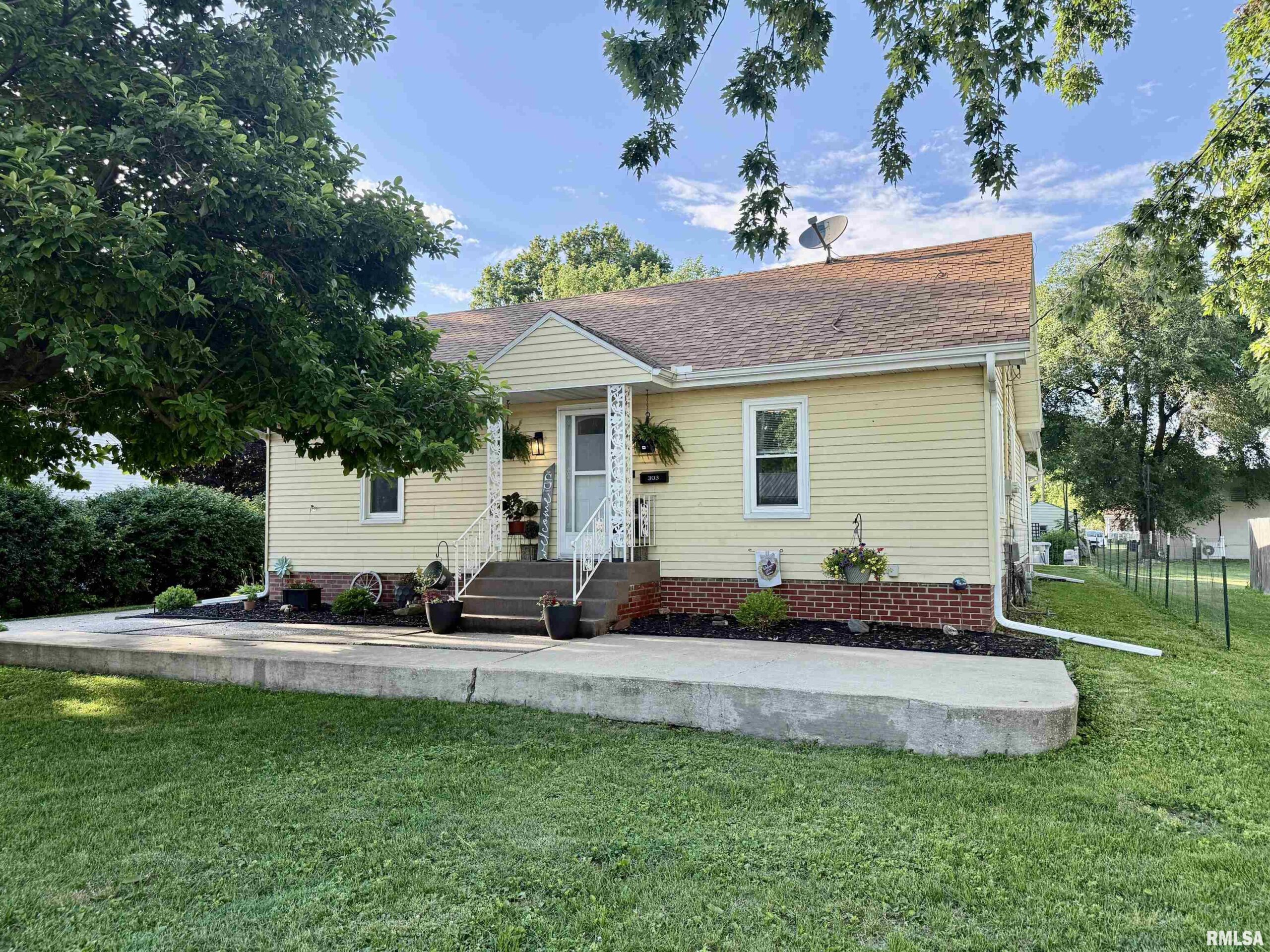 303 W SOUTH Street Abingdon IL